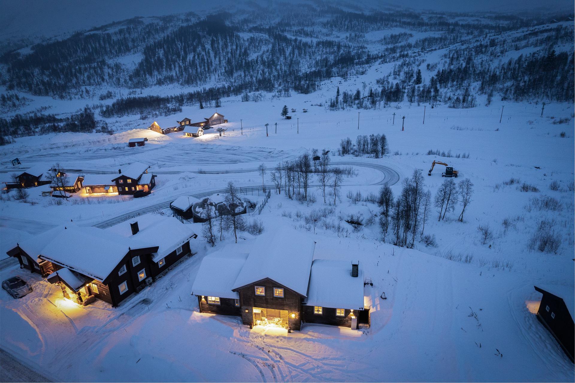 Fritidsbustaden har ein særs attraktiv beliggenhet i eit etablert hyttefelt i snørike Hodlekve.