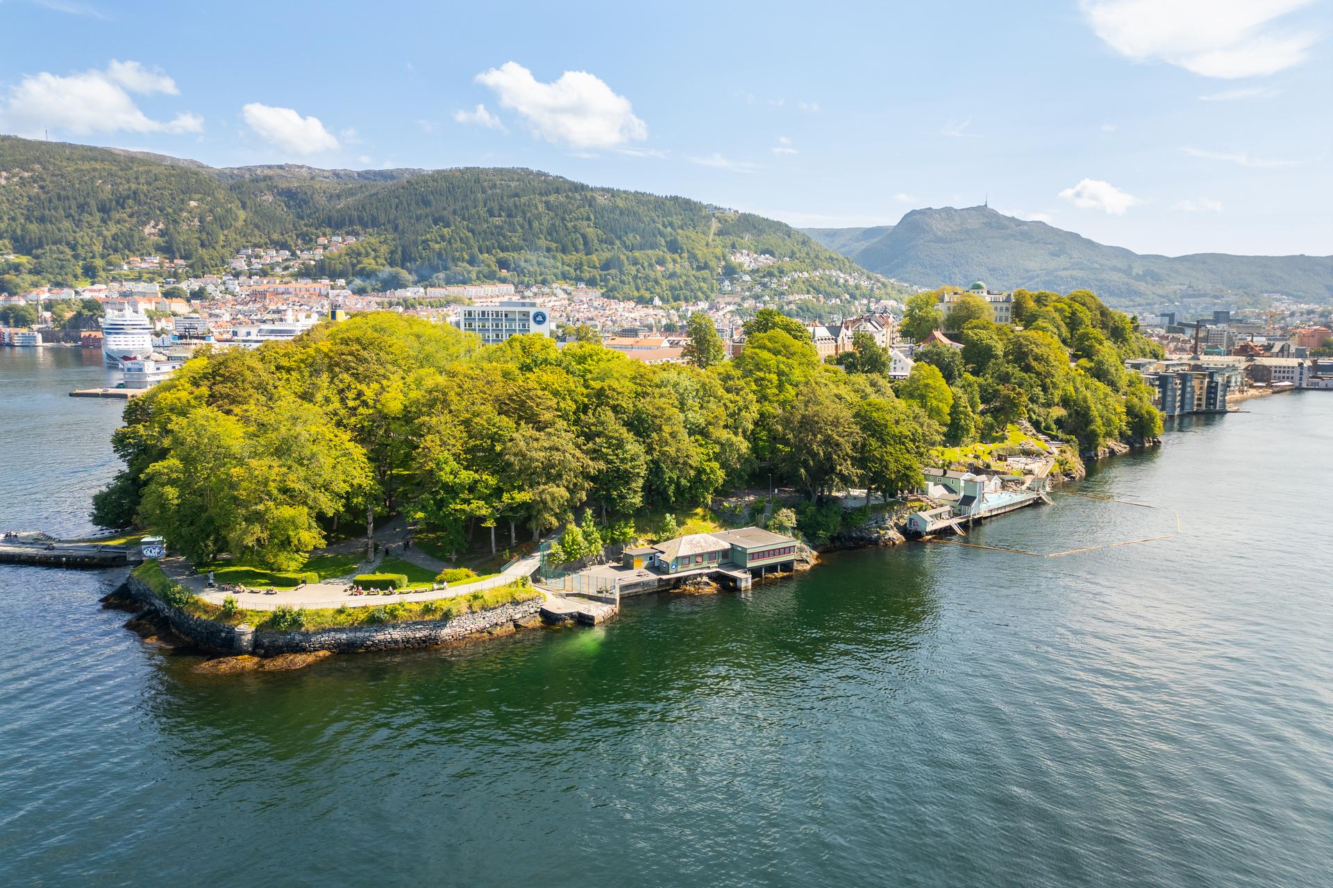 Nordnes Sjøbad ligger på pynten av Nordnes og er en populær destinasjon. Dette idyllisk badeanlegget har både sjøbasseng og flotte uteområder. Her kan du nyte solfylte dager, friske bad og en unik nærhet til sjøen, midt i byen.