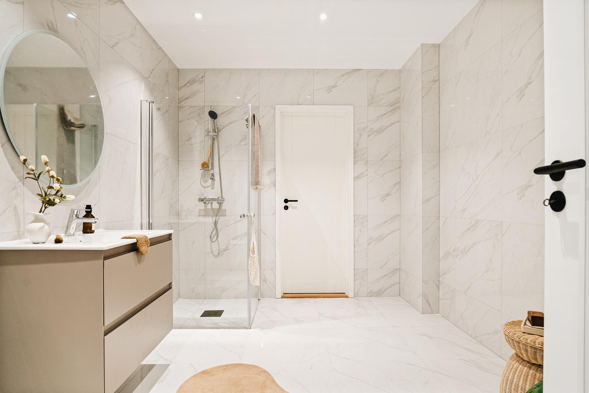 Badet er svært romslig og måler til 9,2m². 