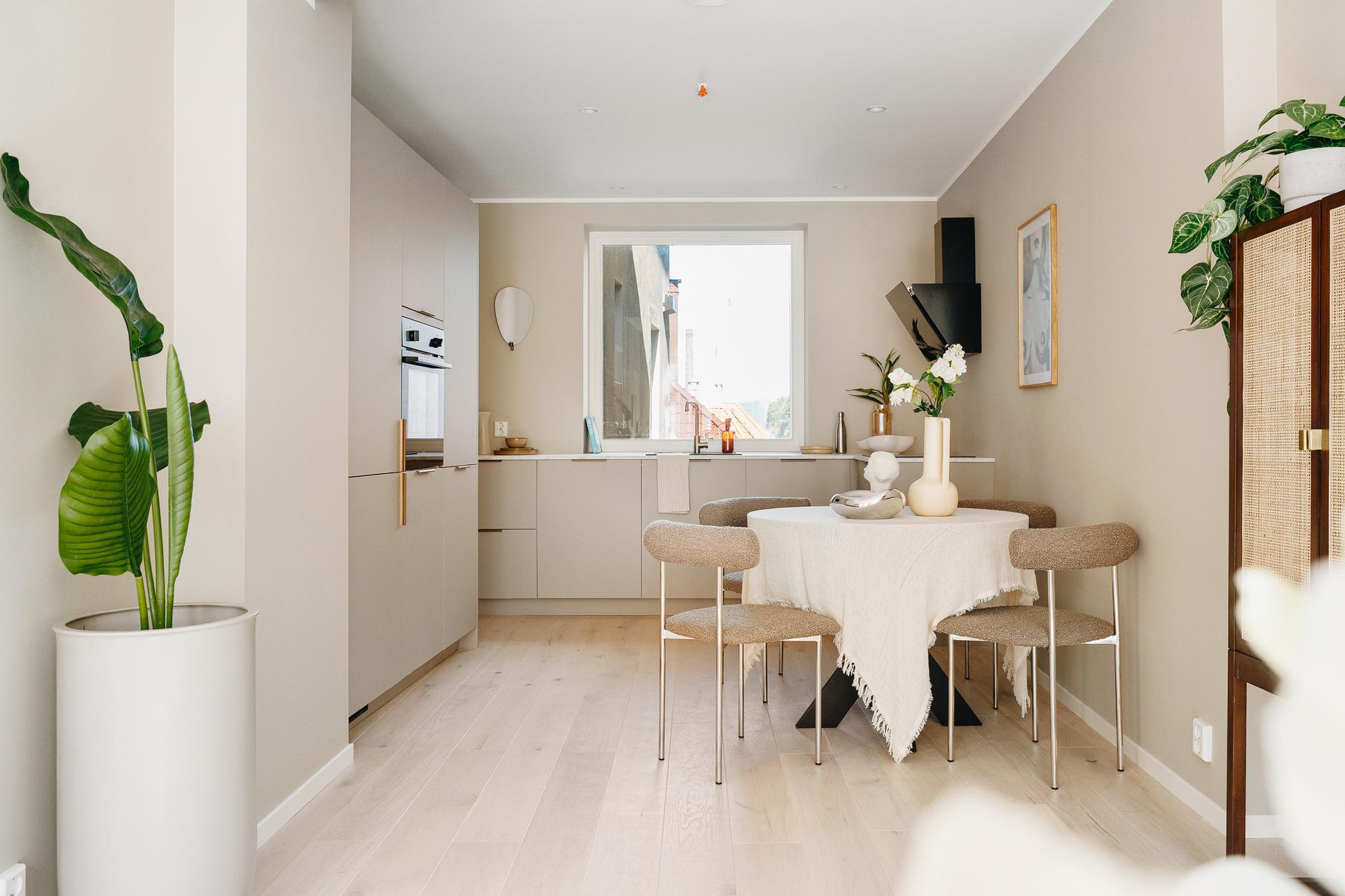 Ny eier blir den første til å ta i bruk leiligheten etter renovering - her kan man flytte rett inn!
