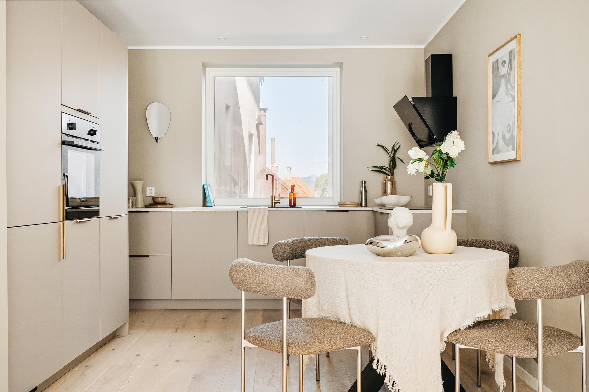 Det er god plass til å innrede med spisebord som et naturlig skille mellom kjøkken og stuen. 