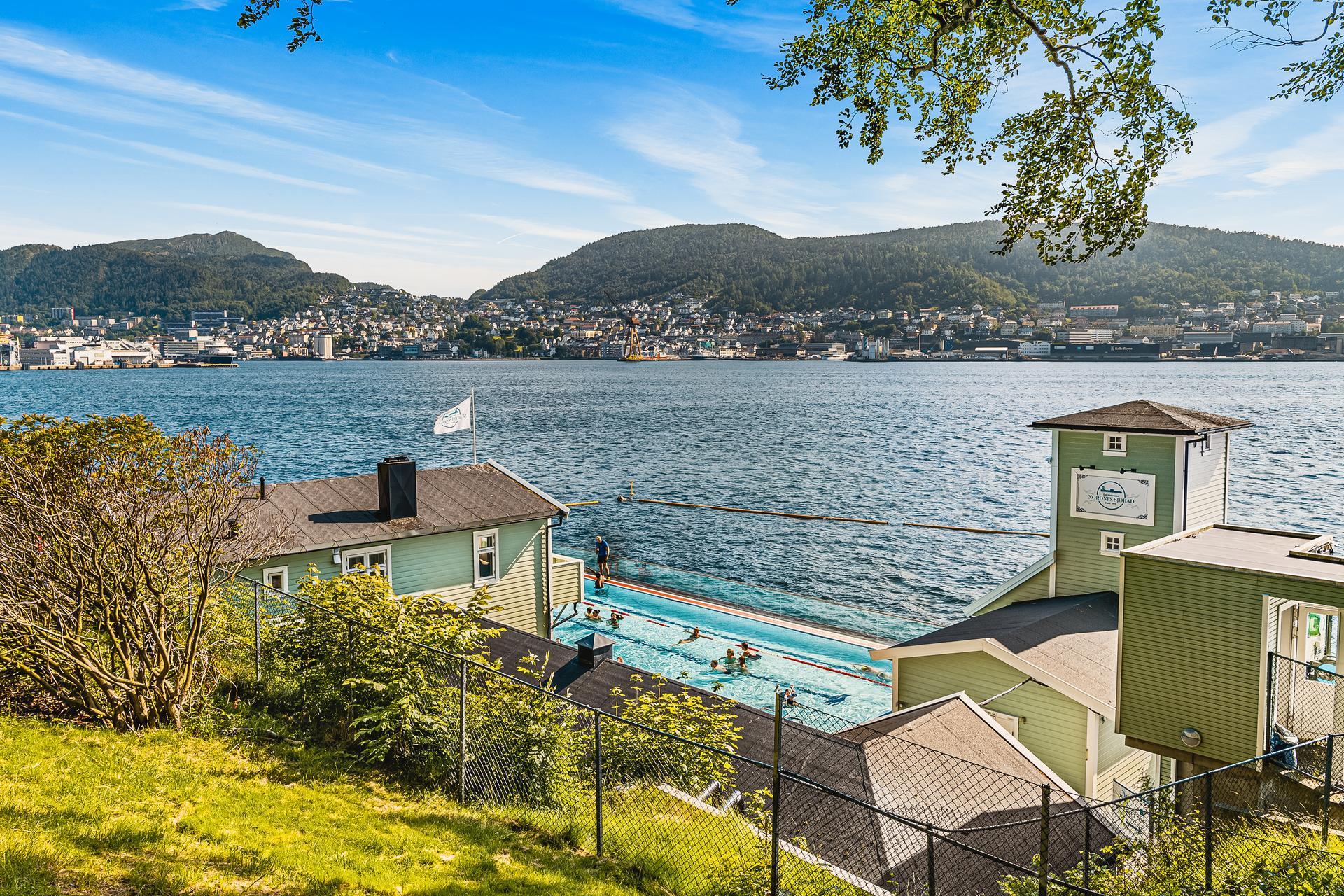 Halvøyen kan skilte med sitt eget sjøbad, bedre kjent som Nordnes Sjøbad. 