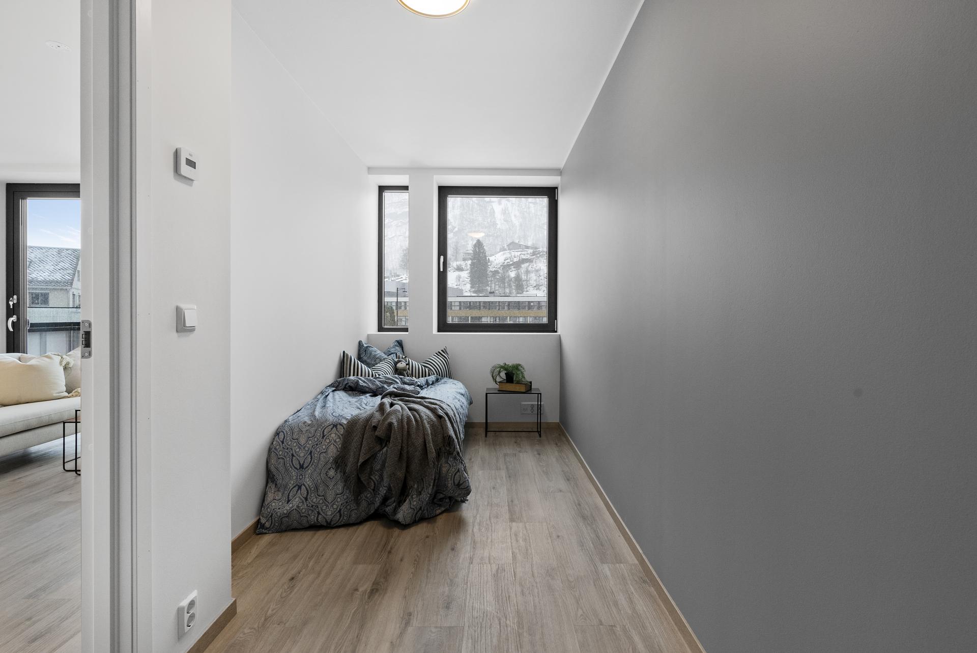 - Felleskostnader er på kr. 2100,- pr mnd og inkluderer vedlikehold av fellesareal, felles forsikring, felles strøm, kommunale avgifter (uten eiendomsskatt og renovasjon) og forvaltning gjennom sameie -