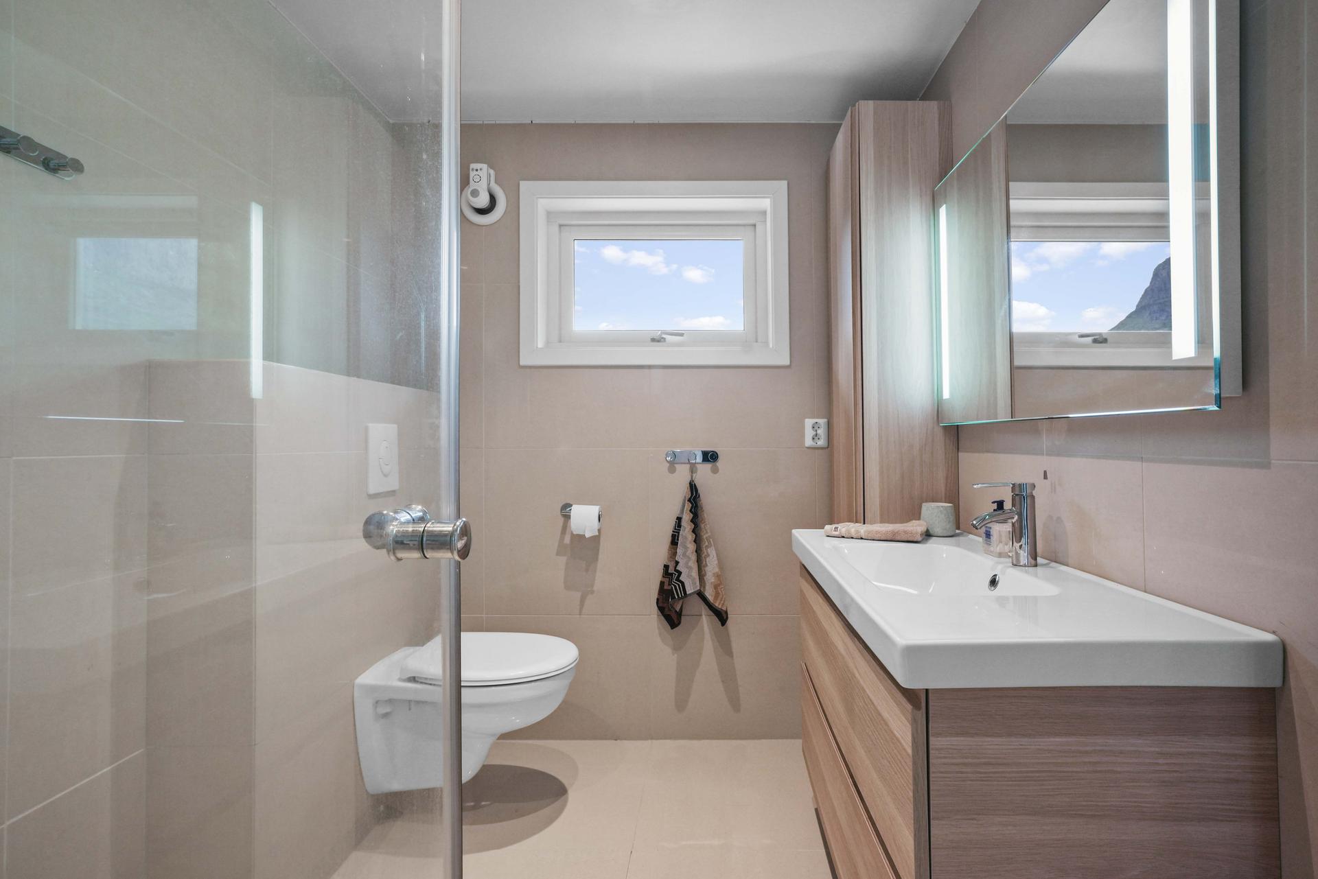 - Badet er helfliset med gulvvarme og har spotter i himling -