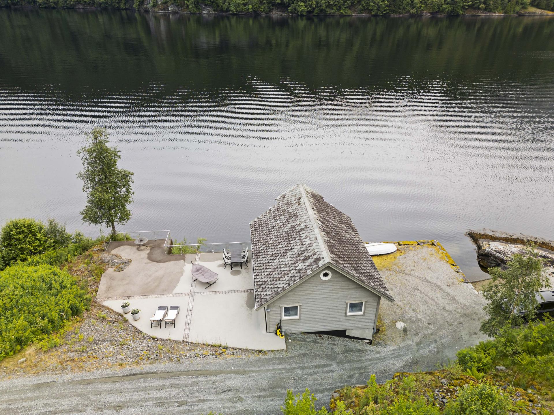 - Boligen ligger på en romslig og solrik tomt på 2485m² -