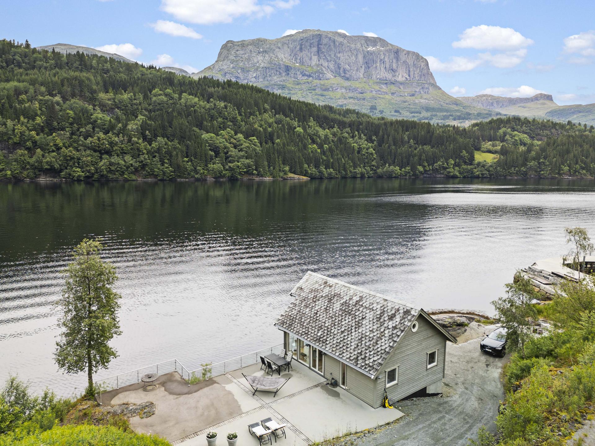 - Svært idyllisk ferieobjekt helt i sjøkanten -