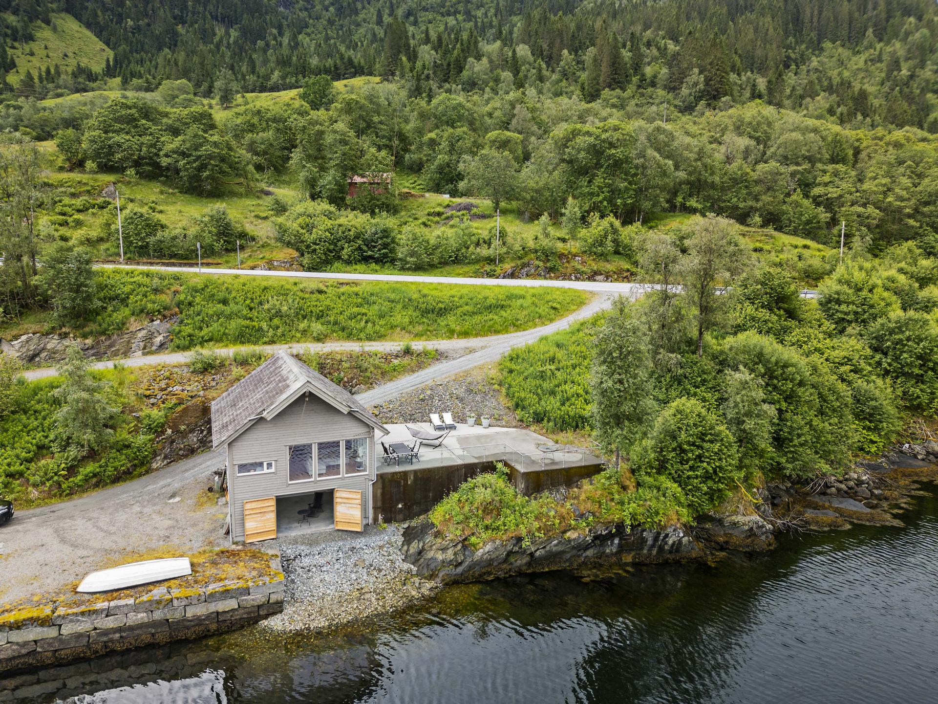 - Det er godt tilrettelagt for båtliv, fiske og bading. I kjeller har du naust -