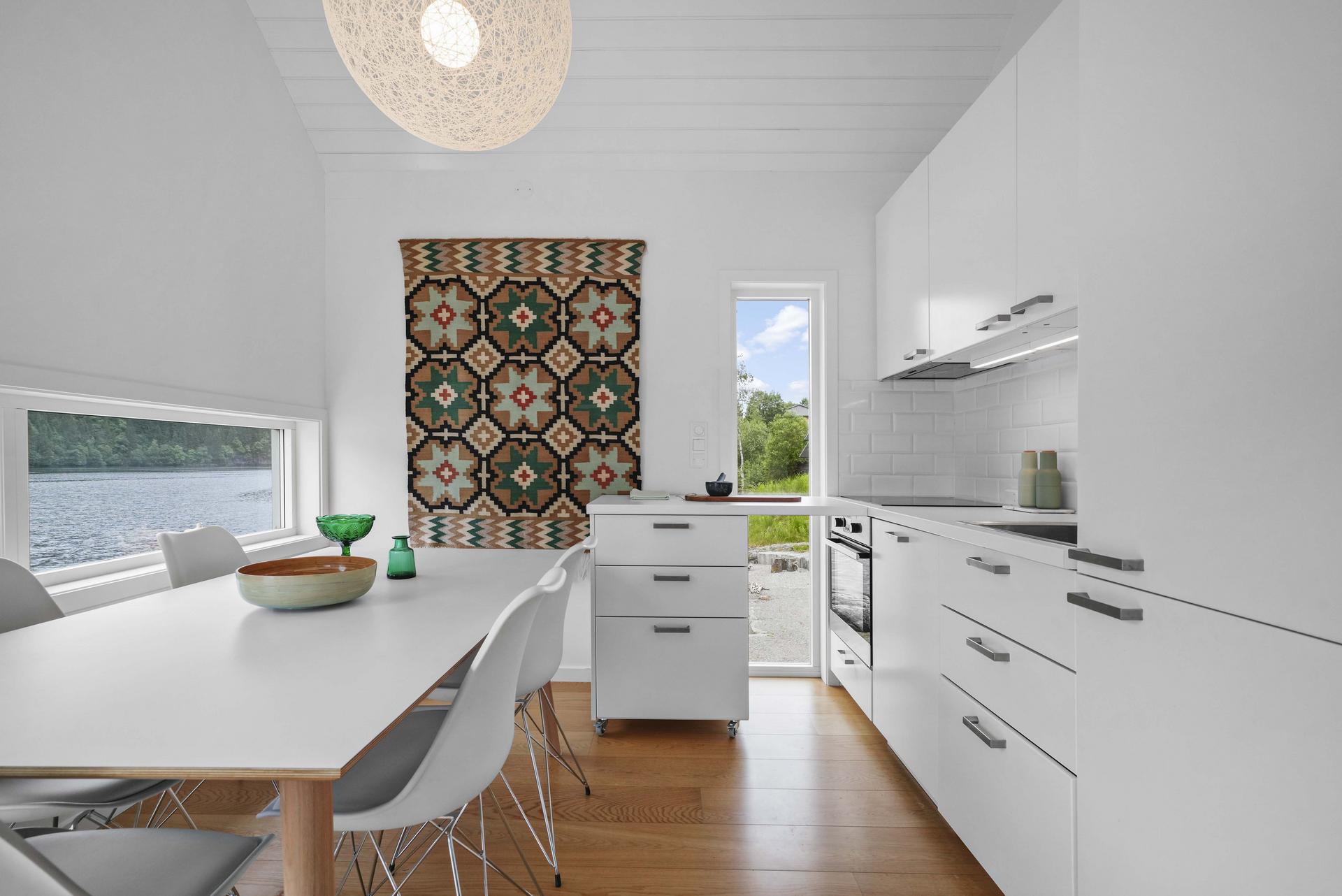 - Kjøkkenet har innredning fra Ikea med laminert benkeplate og stål oppvaskkum -