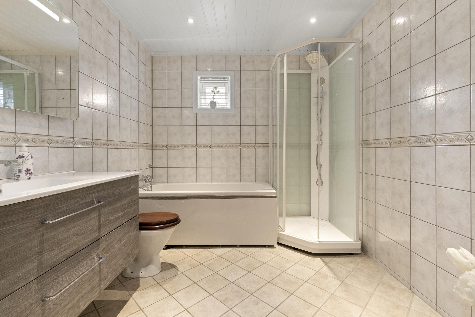 - Badet er helfliset med gulvvarme og downlights i himling -