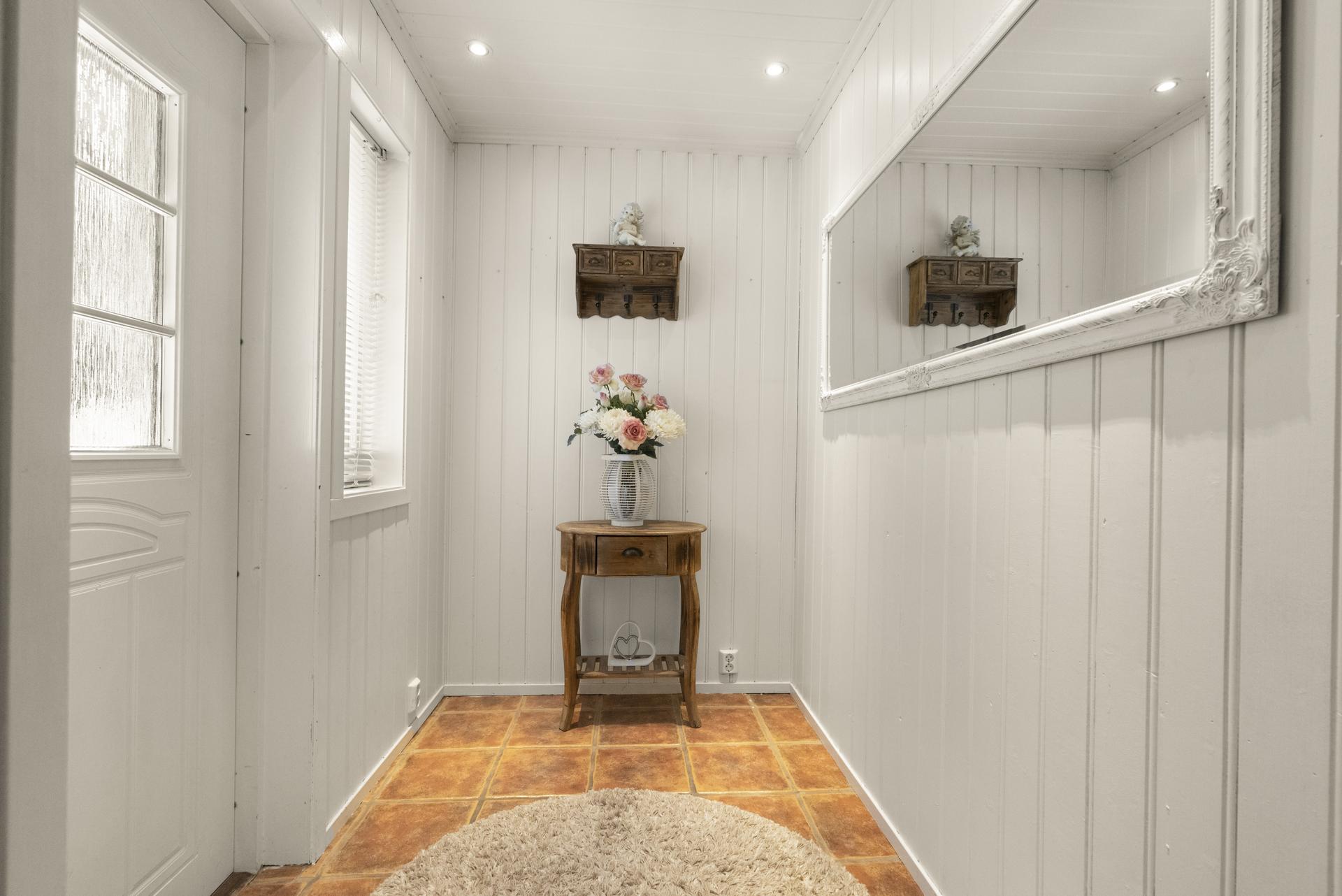 - Romslig gang/entré med downlights i himling -