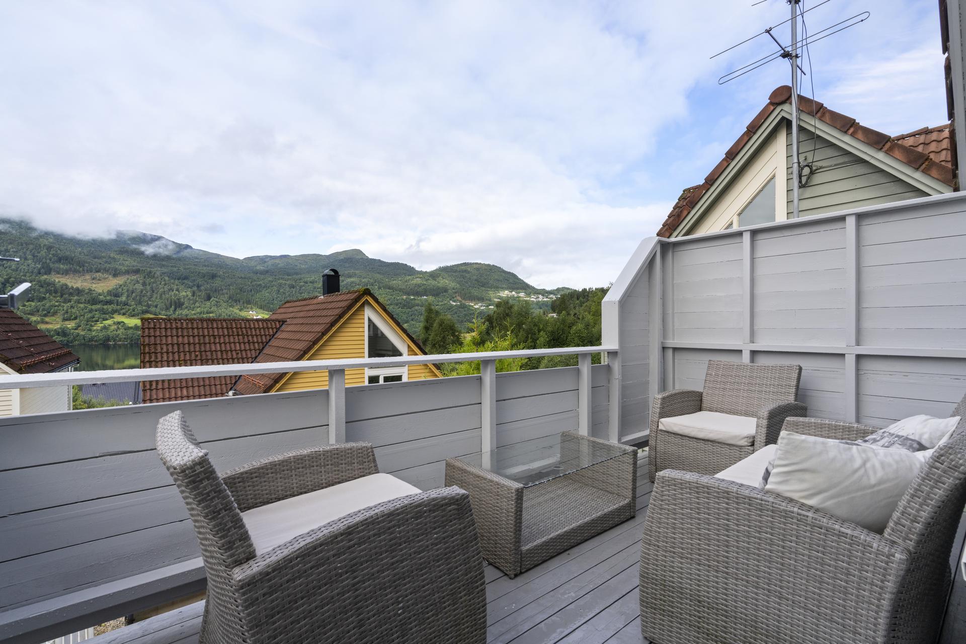 - Fra stuen er det utgang til sørvendt veranda på 7m² -