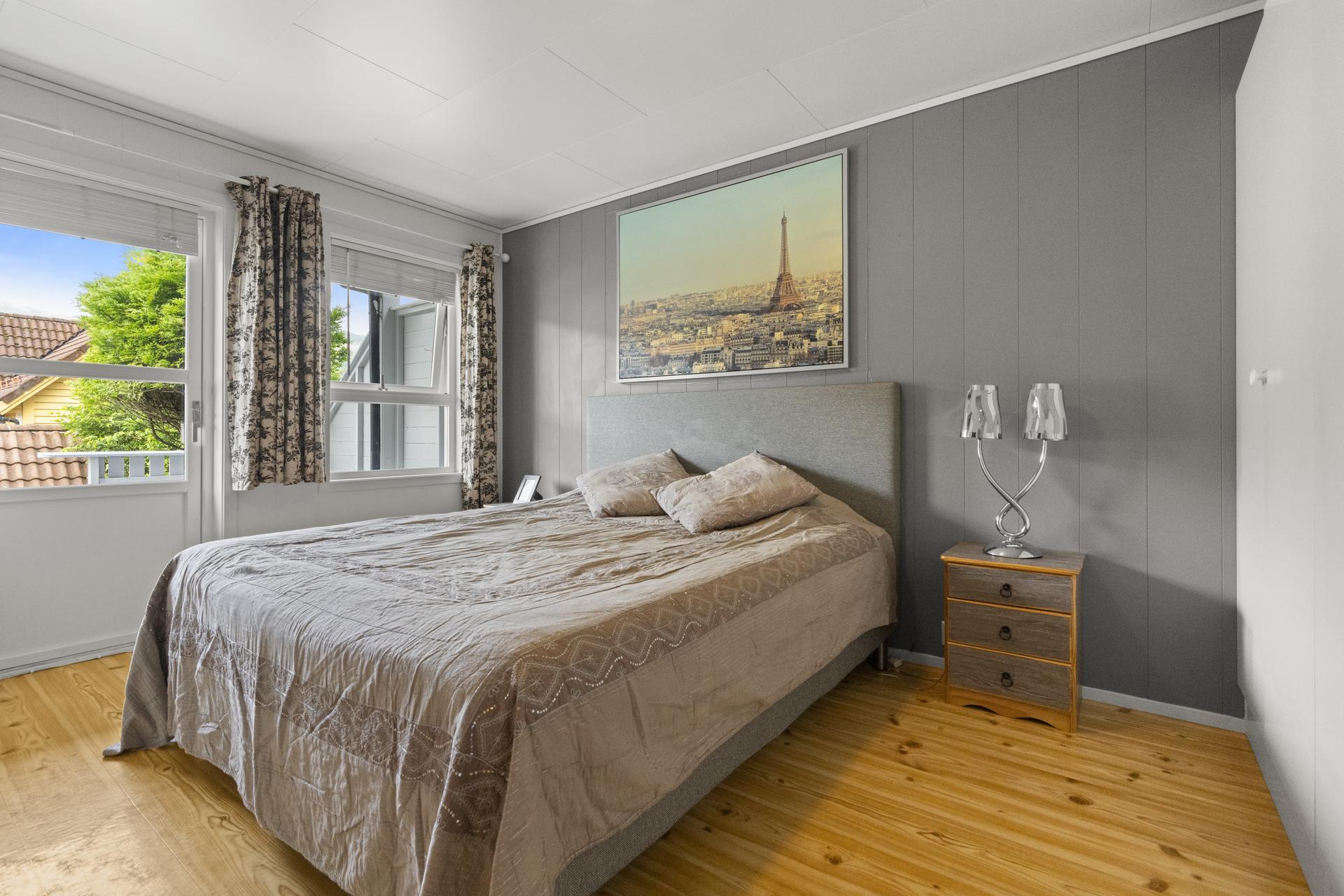 - Hovedsoverom med utgang til terrasse på 8m² og hage -