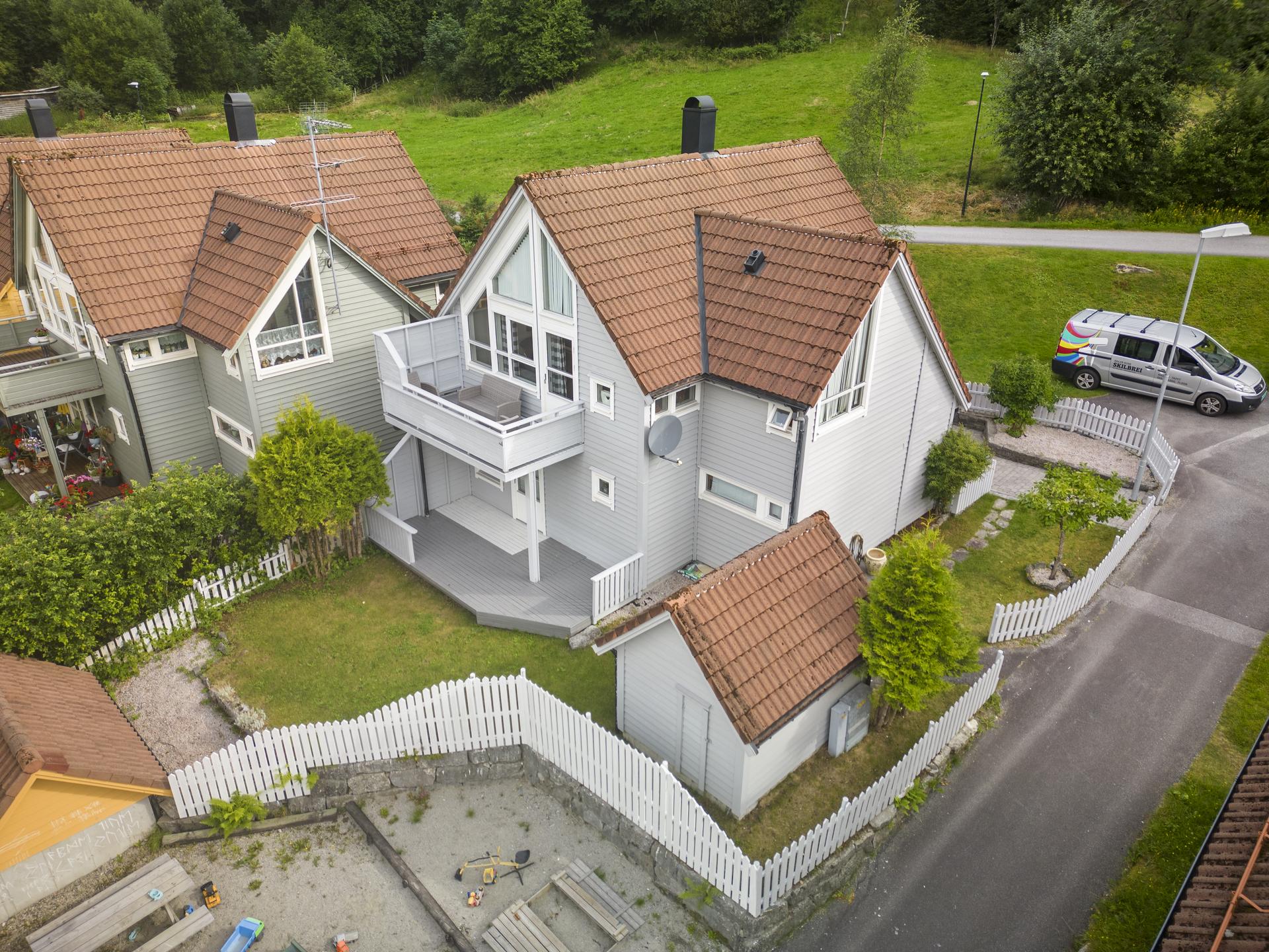 - Felles lekeplass for sameiet like ved, praktisk for barnefamilien! -