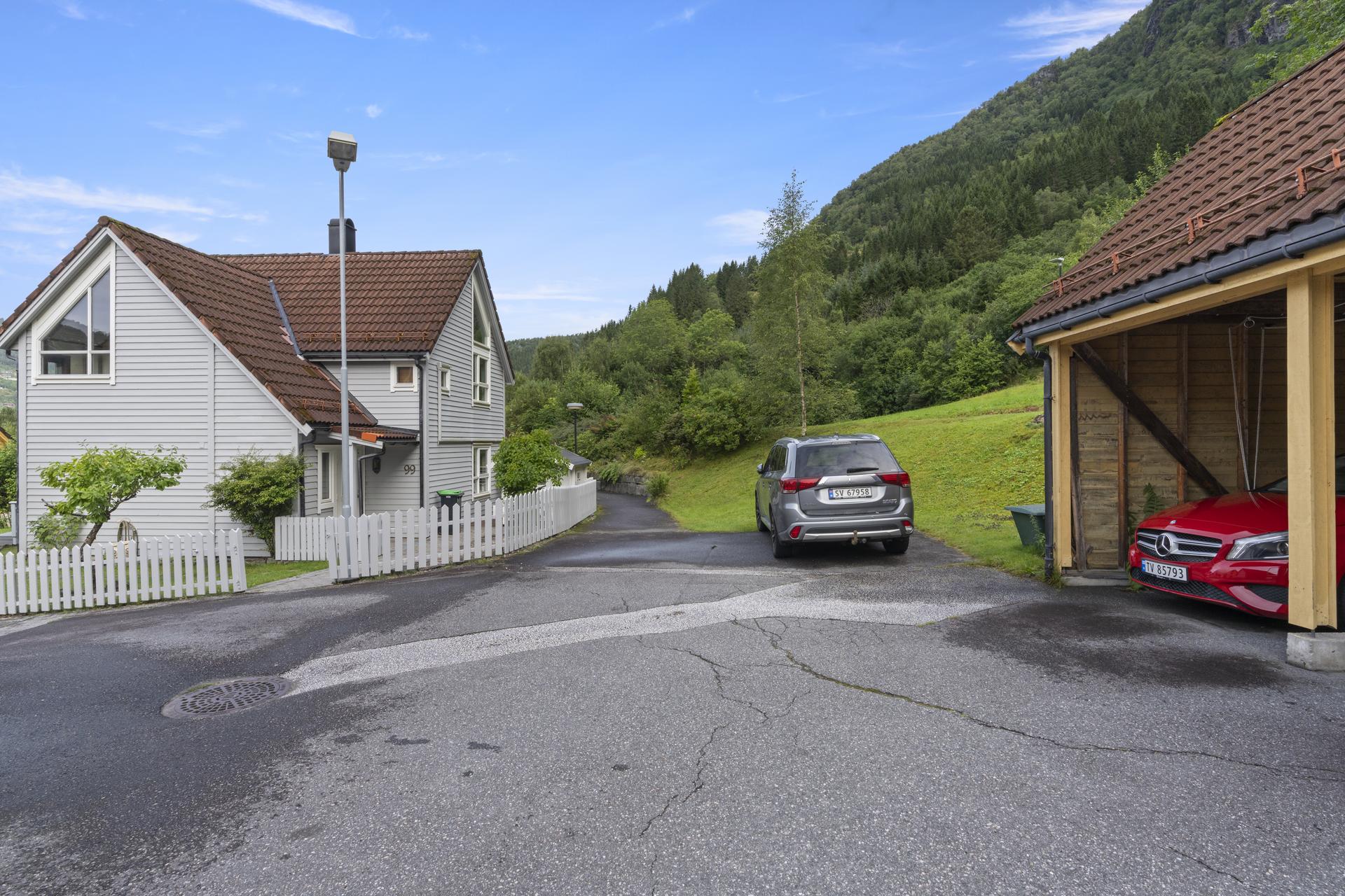 - Fast parkeringsplass i carportanlegg like ved boligen -