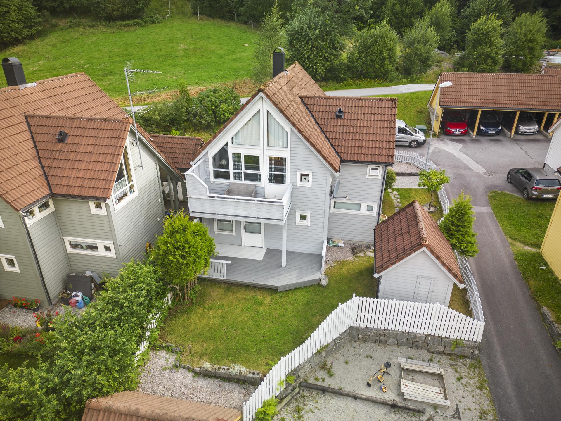 - Tomten er pent opparbeidet med hagearealer, beplantninger og belegningsstein -