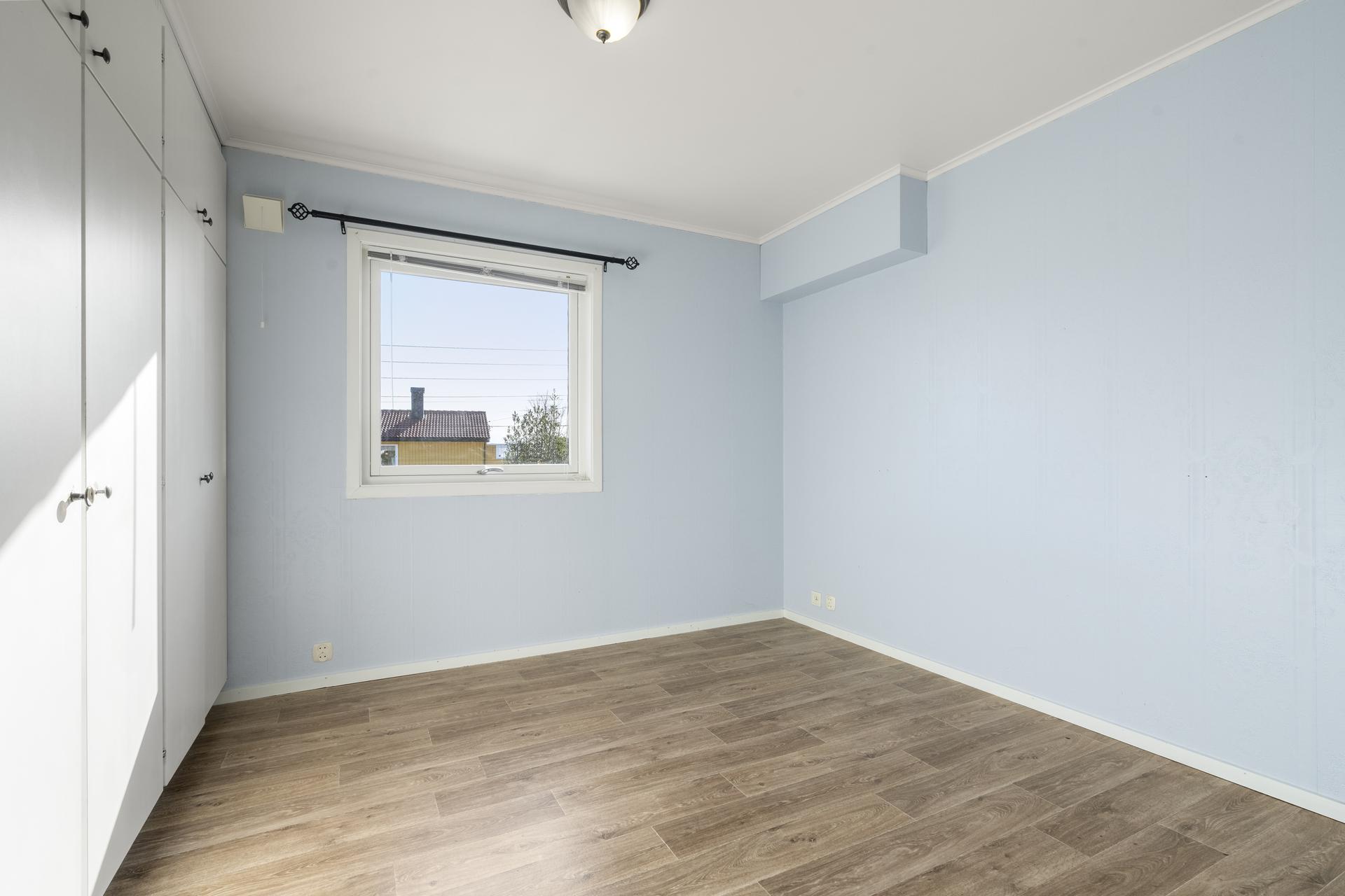 - Soverom 2 med plass til seng og oppbevaring -
