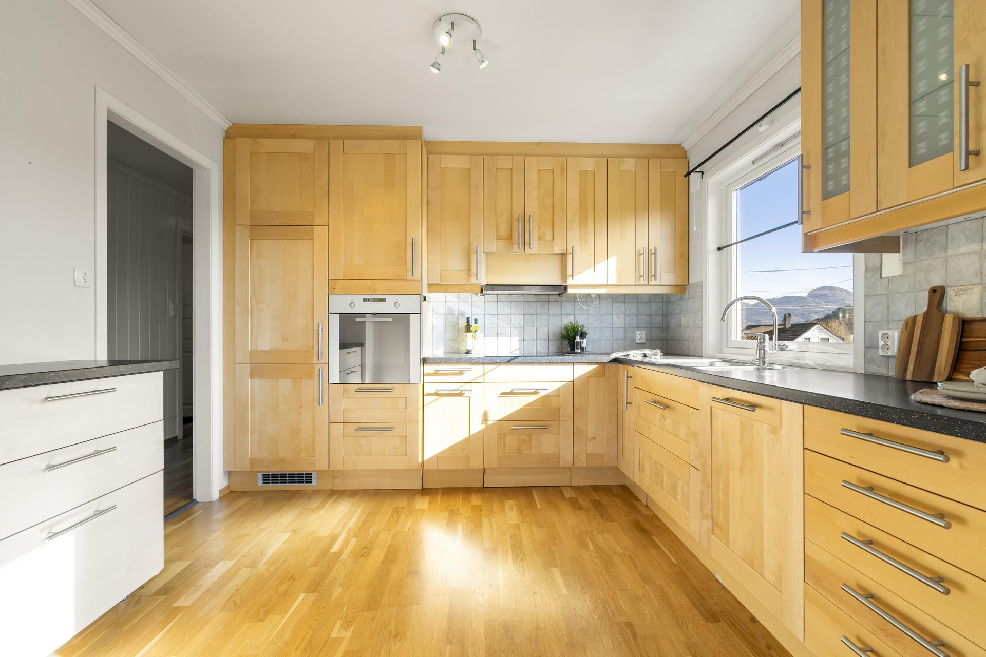 - Kjøkkenet har innredning fra Ikea fra 2010 med bjørkefronter av finer og laminat benkeplate -