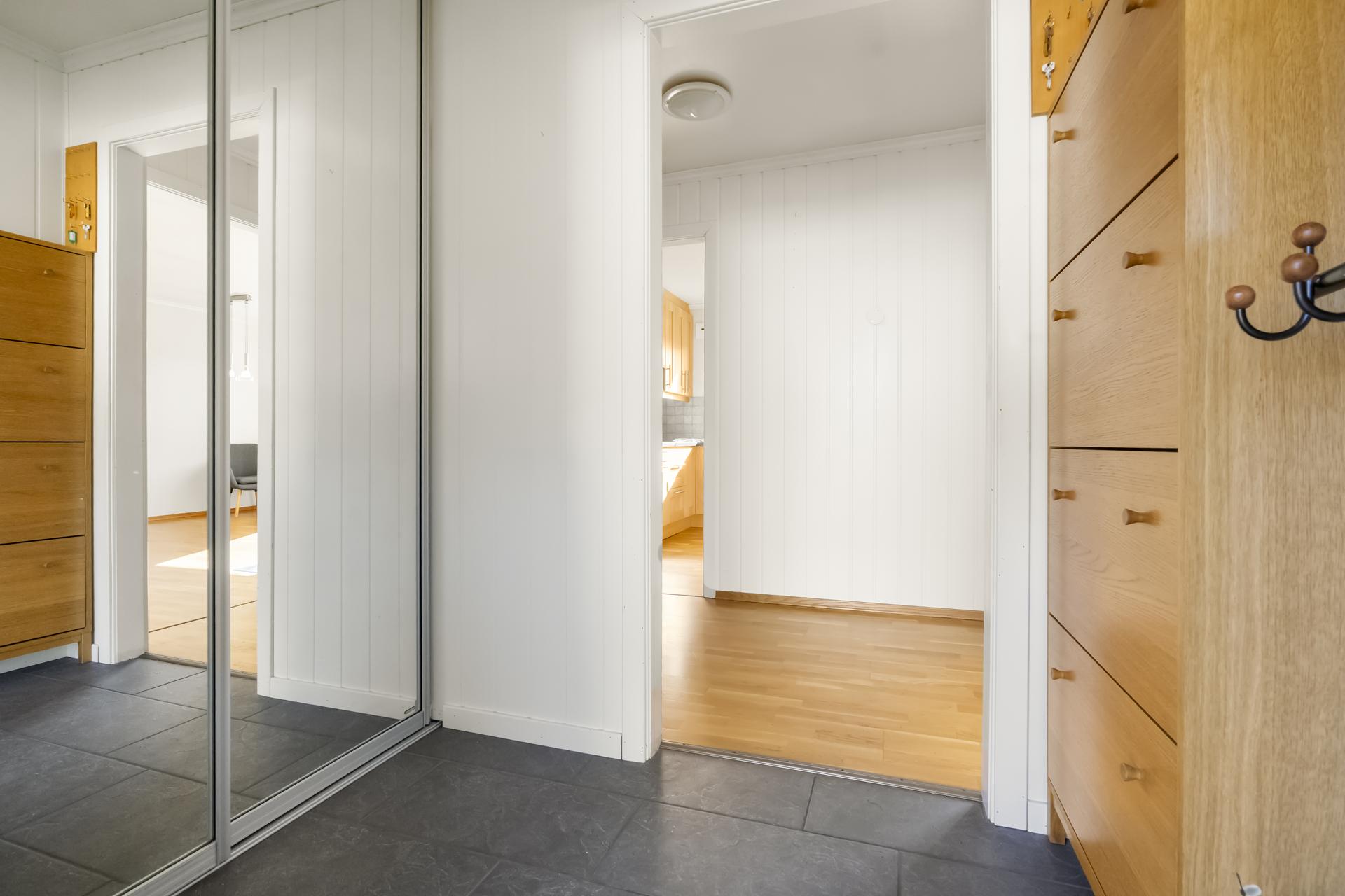 - Inngangsparti har innebygget garderobe med skyvedører og hyllesystem -