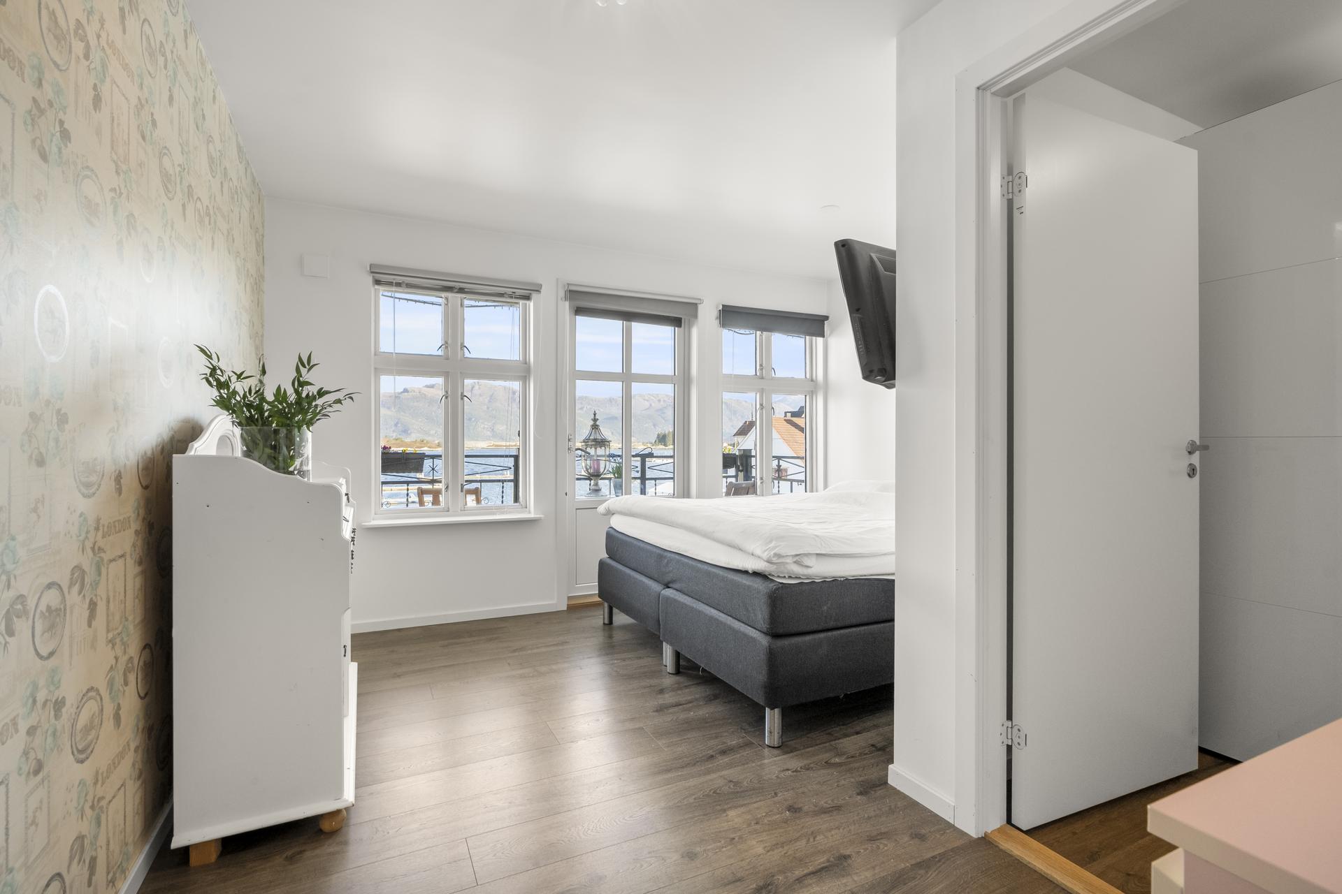 - Rom med walk-in closet og balkong - 
