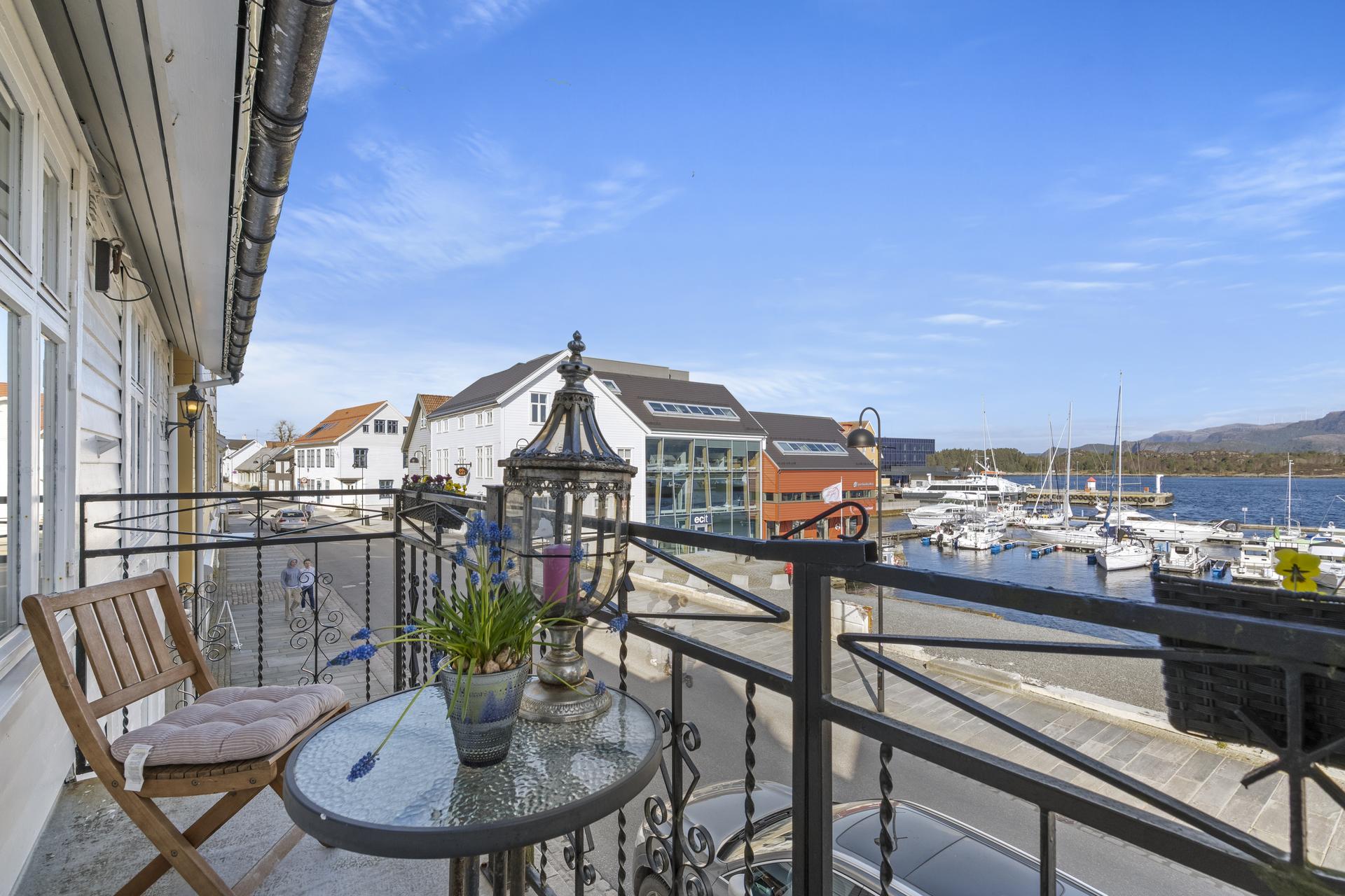 - Trivelig balkong med morgen og kveldsol - 