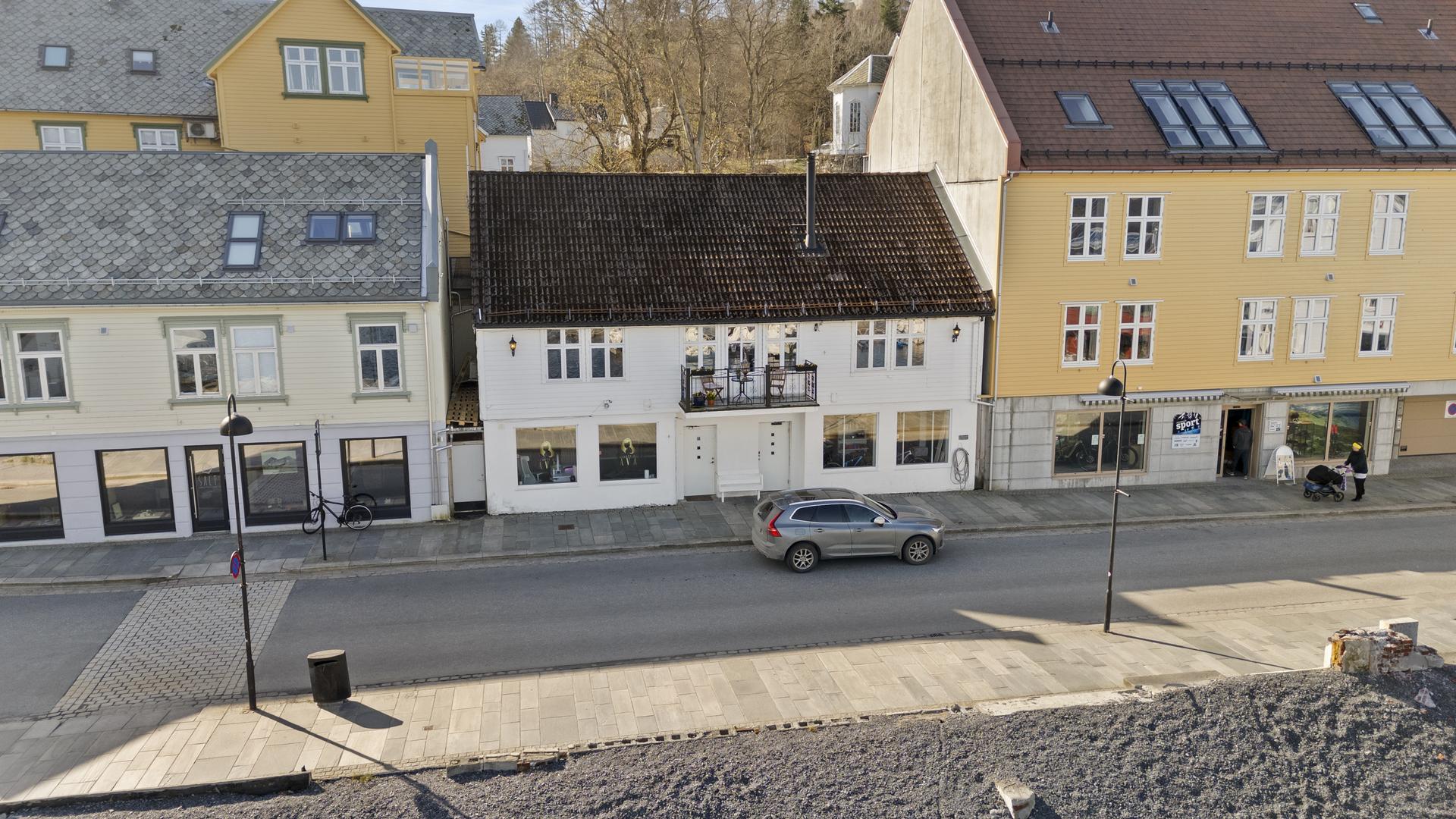 - Strandgata 24 er en kombinert bolig med leilighet i hovedetasjen og utleie i underetasjen - 