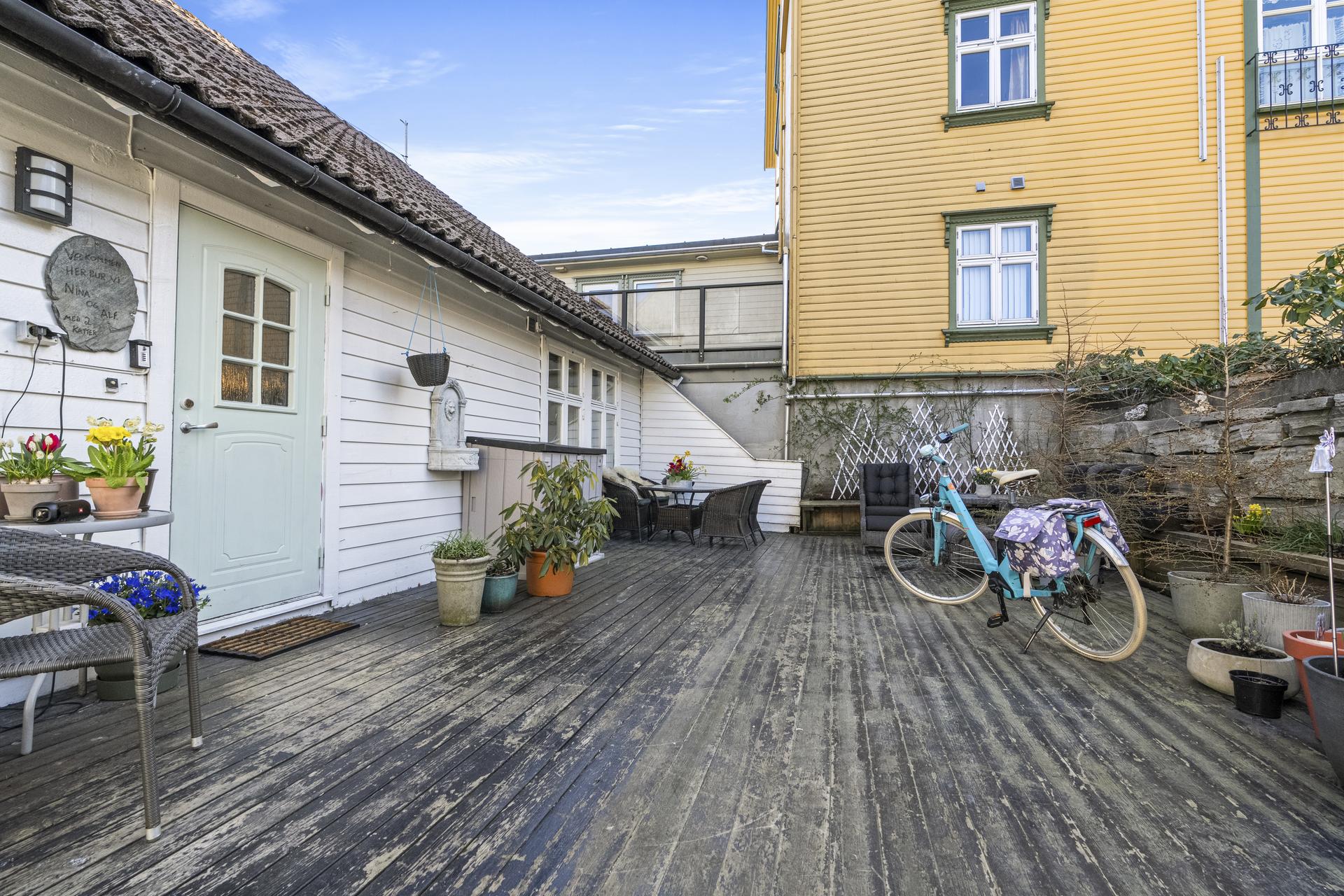 - Baksiden er oppgradert med terrasse og stor parkeringsplass med innkjøring fra Markegata - 