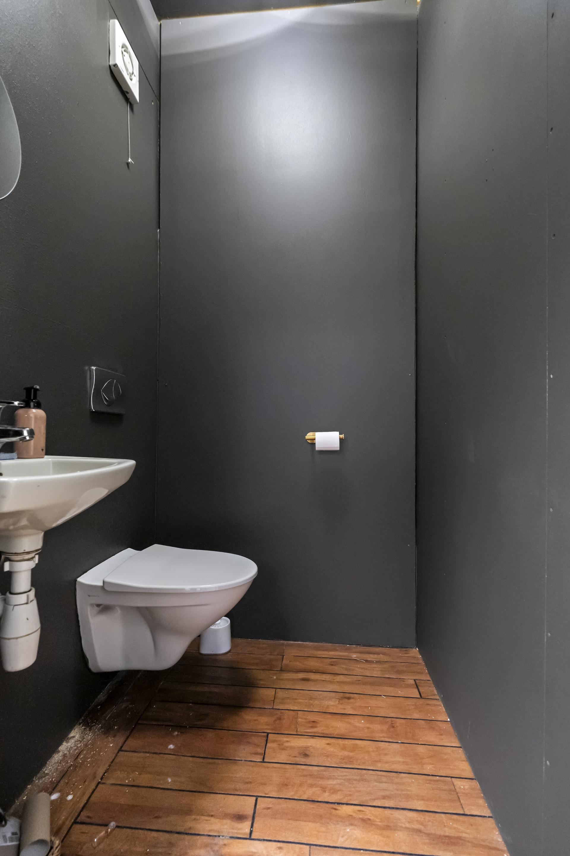 - Begge lokalene har toalett - 