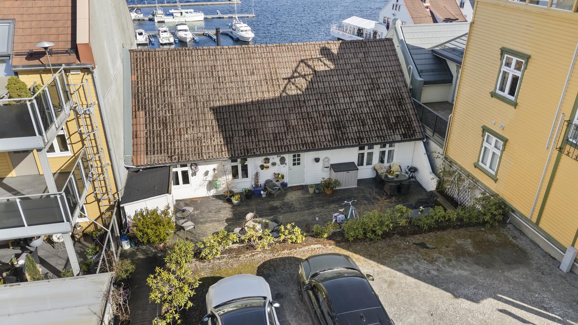 - God parkeringsdekning på egen tomt som ble oppgradert i 2005 - 