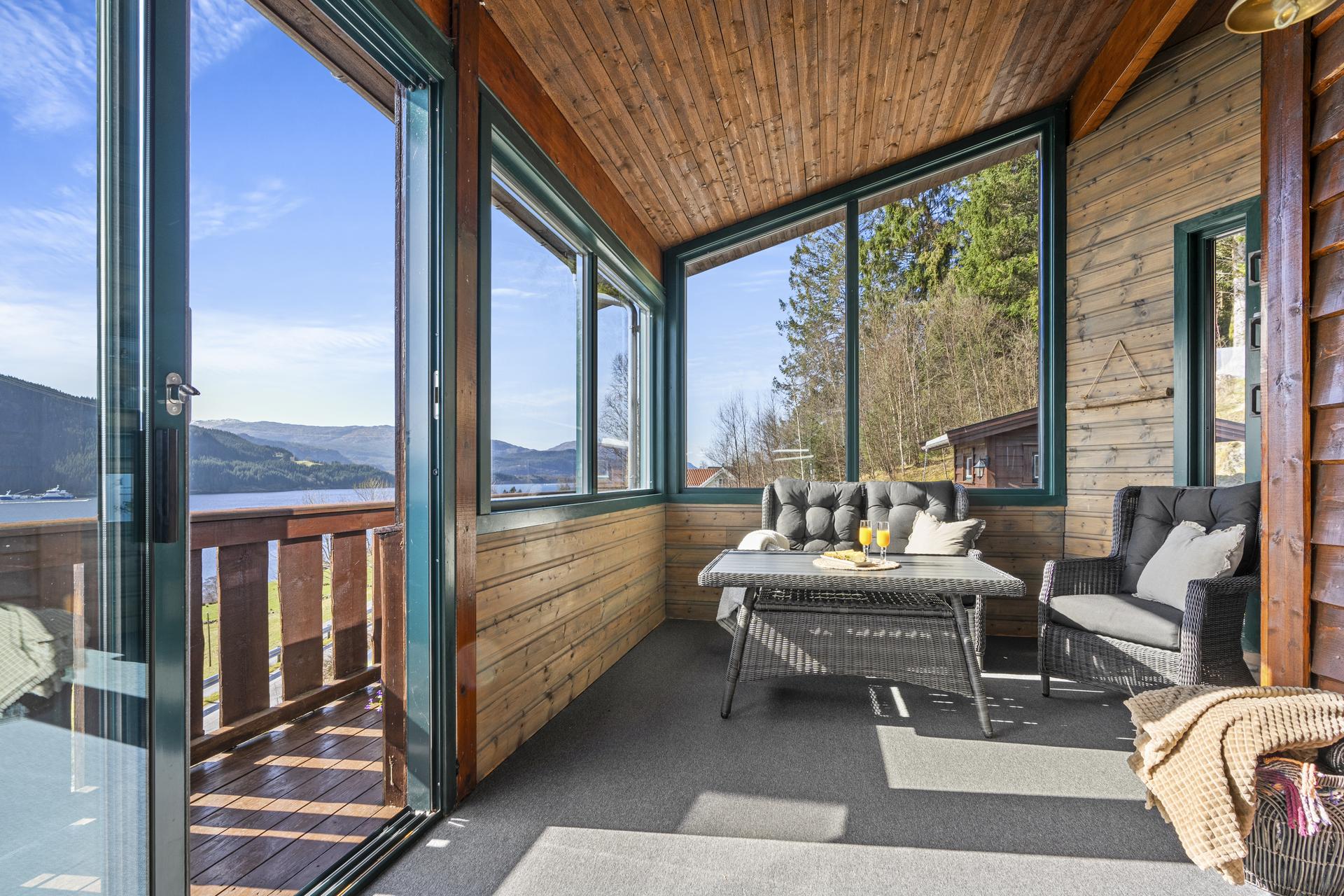 - Innglasset terrasse med vinduer fra 2012 -
