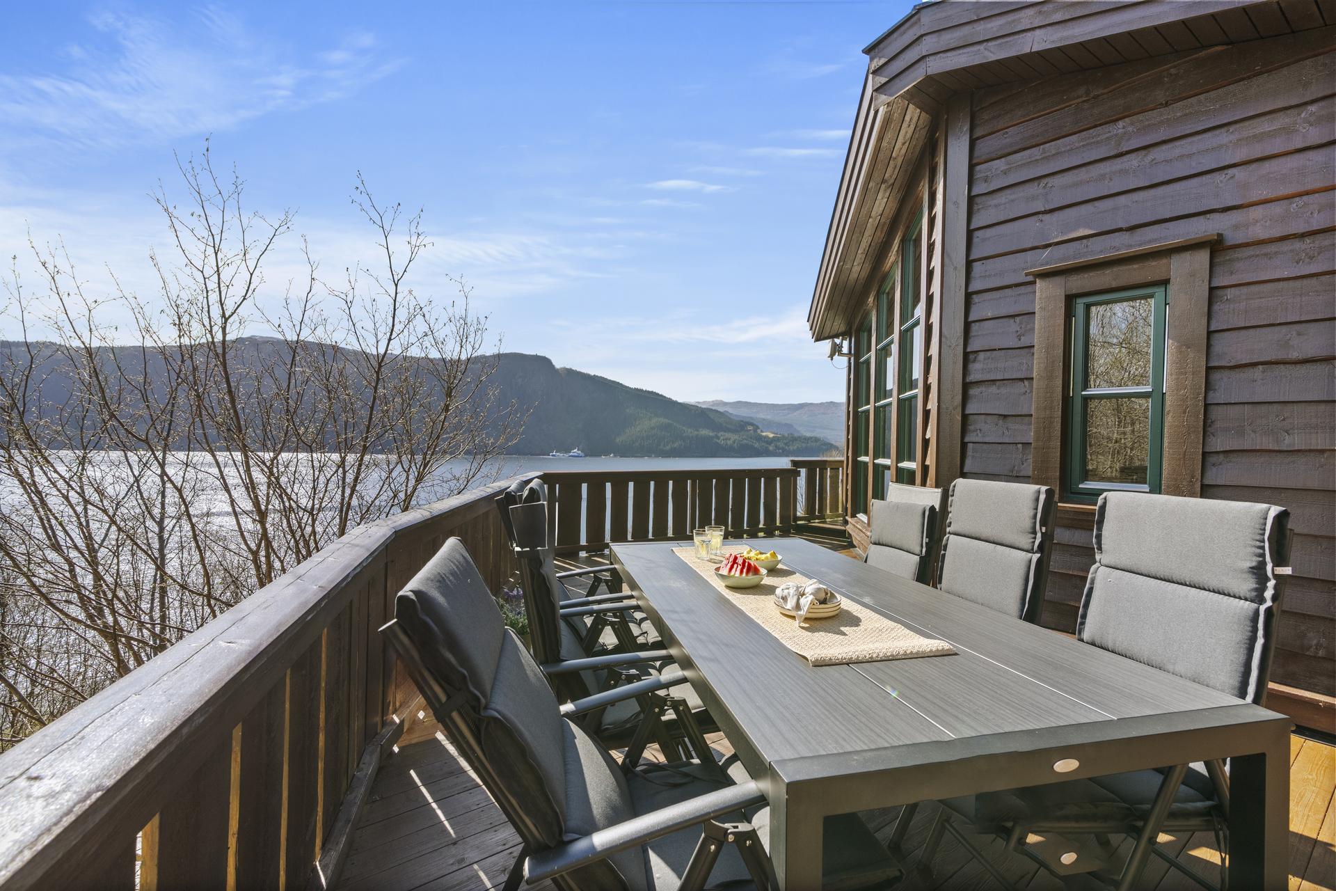 - Stor og romslig terrasse rundt huset der man kan nyte solen fra tidlig morgen til ca. kl 13 på sommerstid -