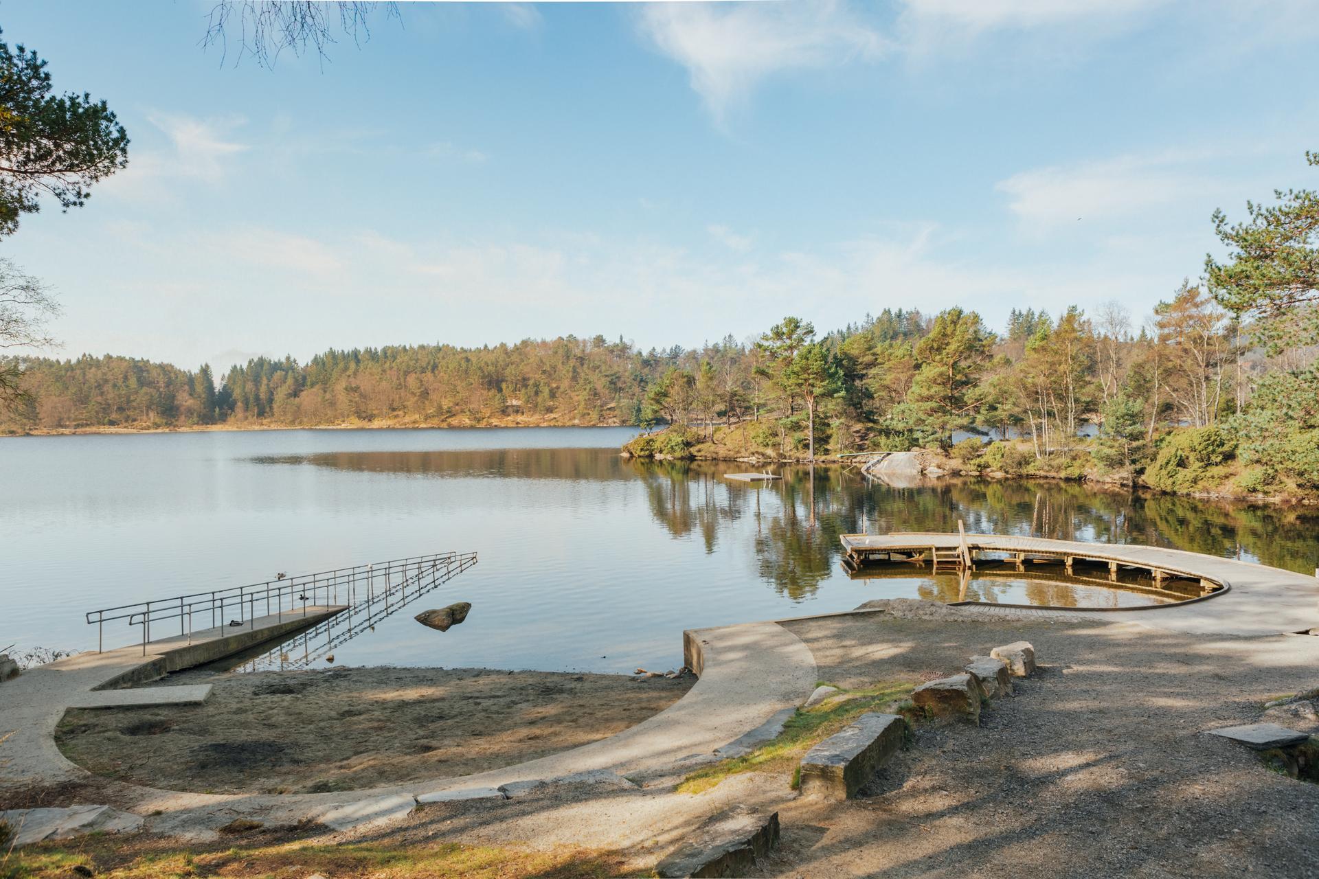 Fra boligen er det kort vei til idylliske Krohnegården med badeplass, turstier og rekreasjonsområder for hele familien.