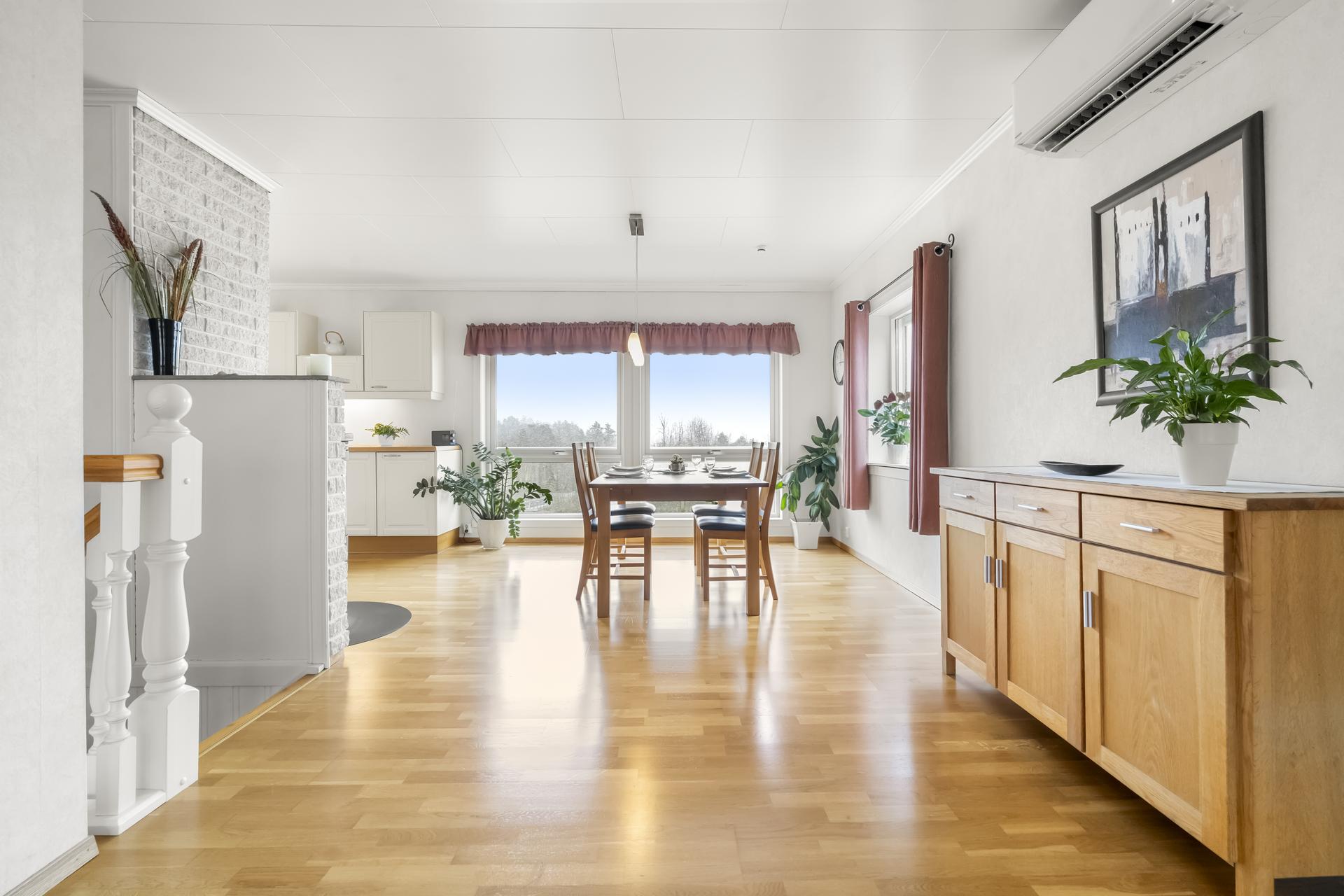 - Det er montert utvendig solskjerming i 2.etg - 