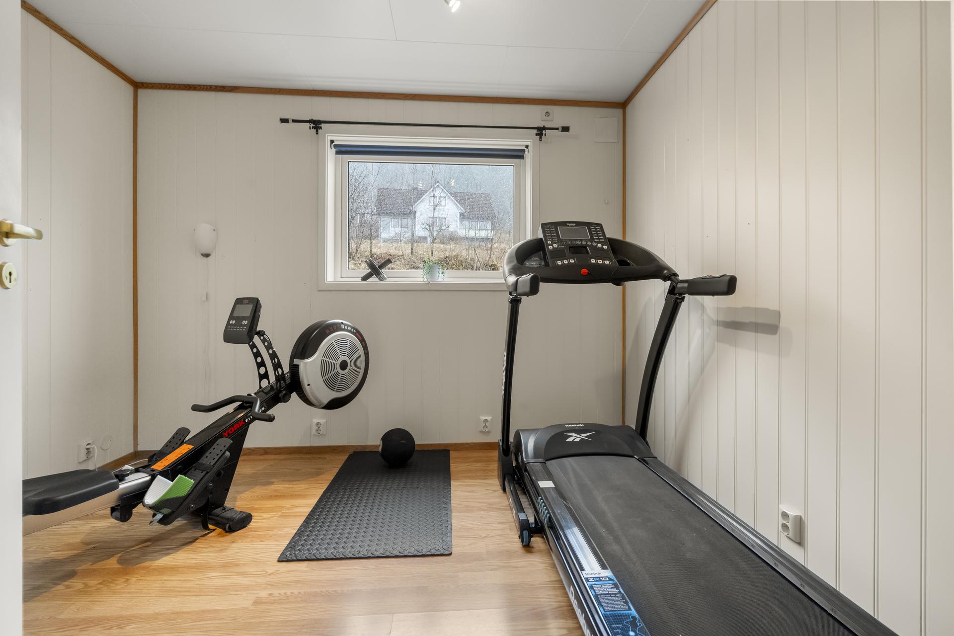 - Soverom fire er idag innredet som treningsrom - 