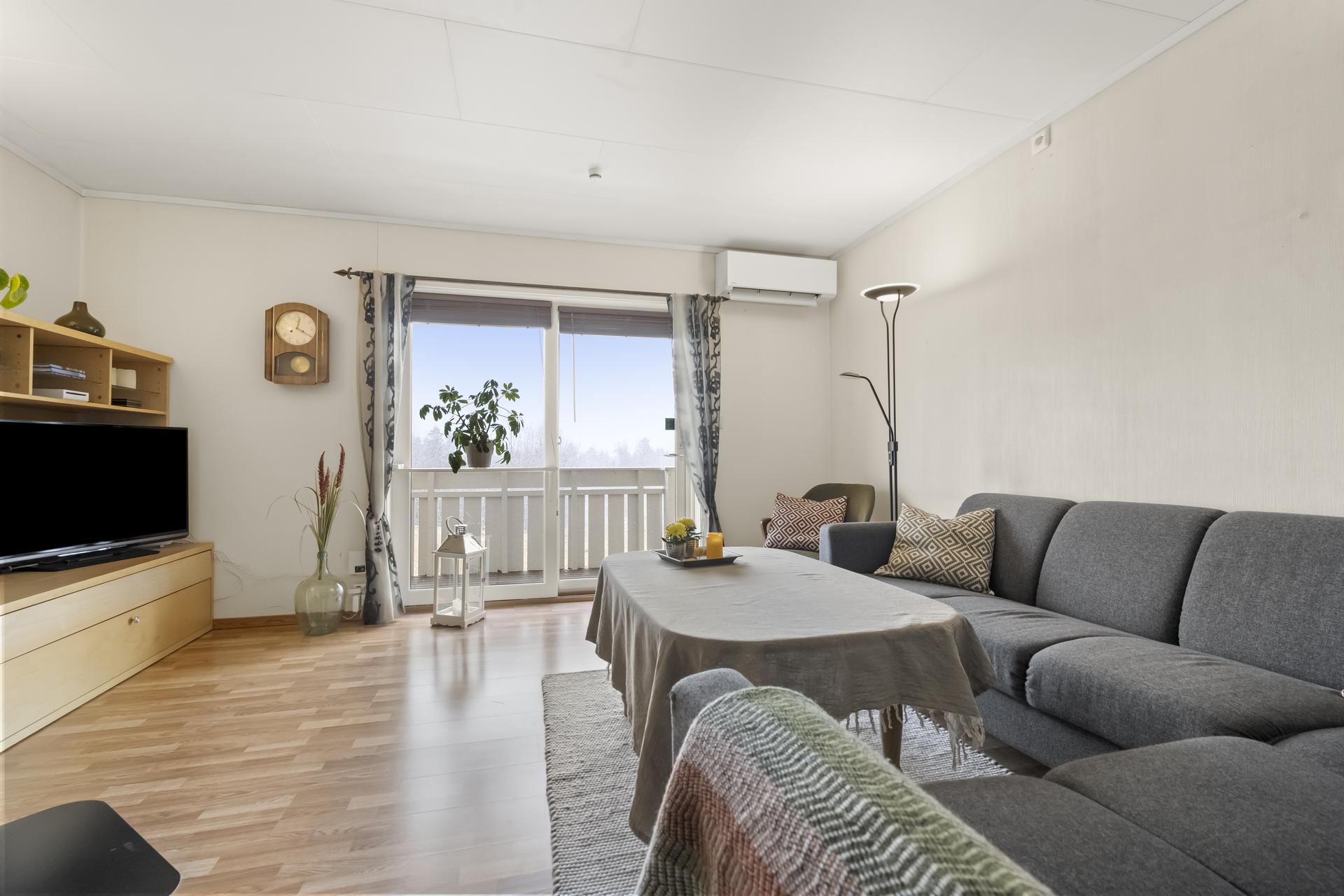 - Praktisk stue i 1.etg med utgang til veranda på ca 4m2 - 