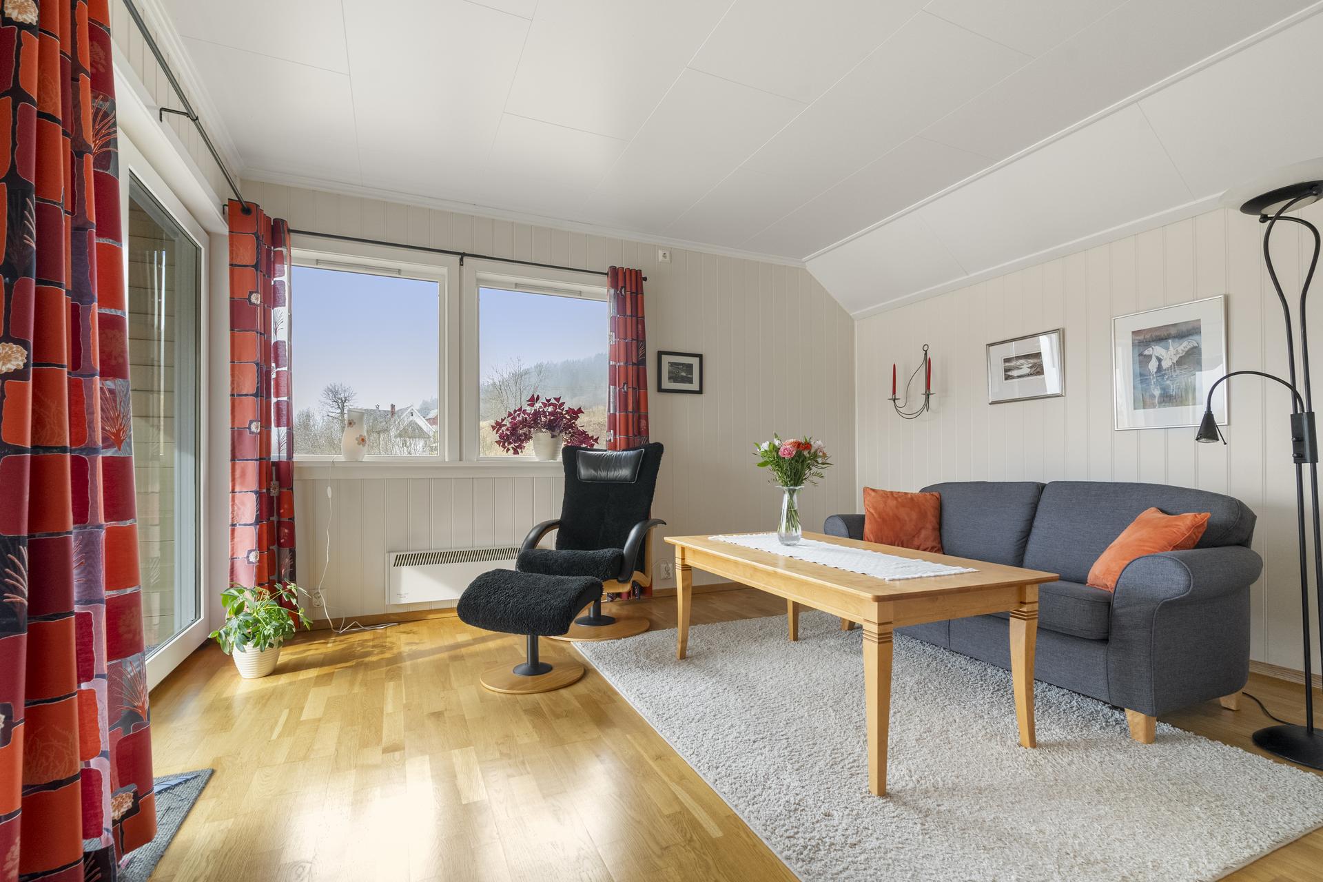 - Ekstra stue i 2.etg med utgang til veranda på 37m2 - 