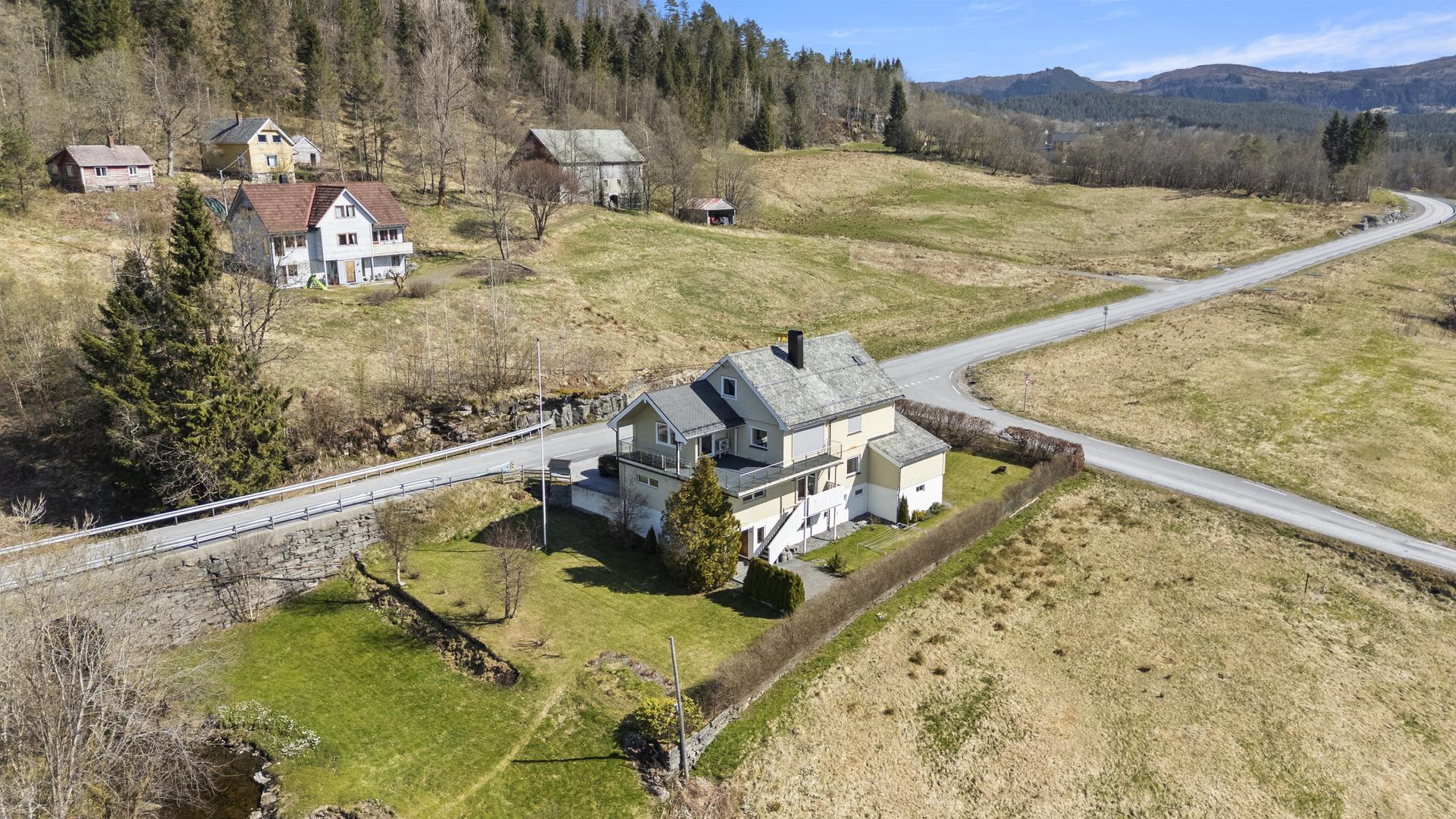 - Eiendommen ligger på pent opparbeidet tomt i Bygstad og går over fire plan - 