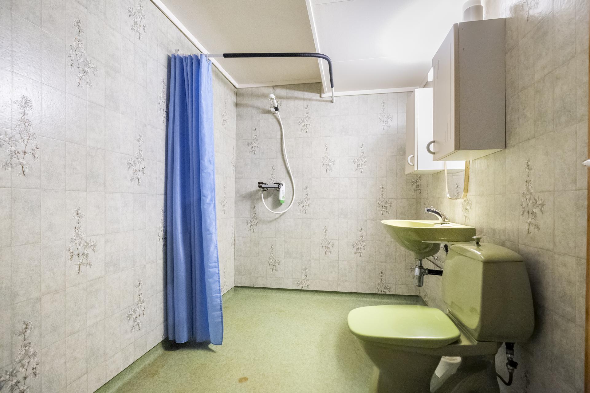 - Badet i kjelleren er av eldre standard - 