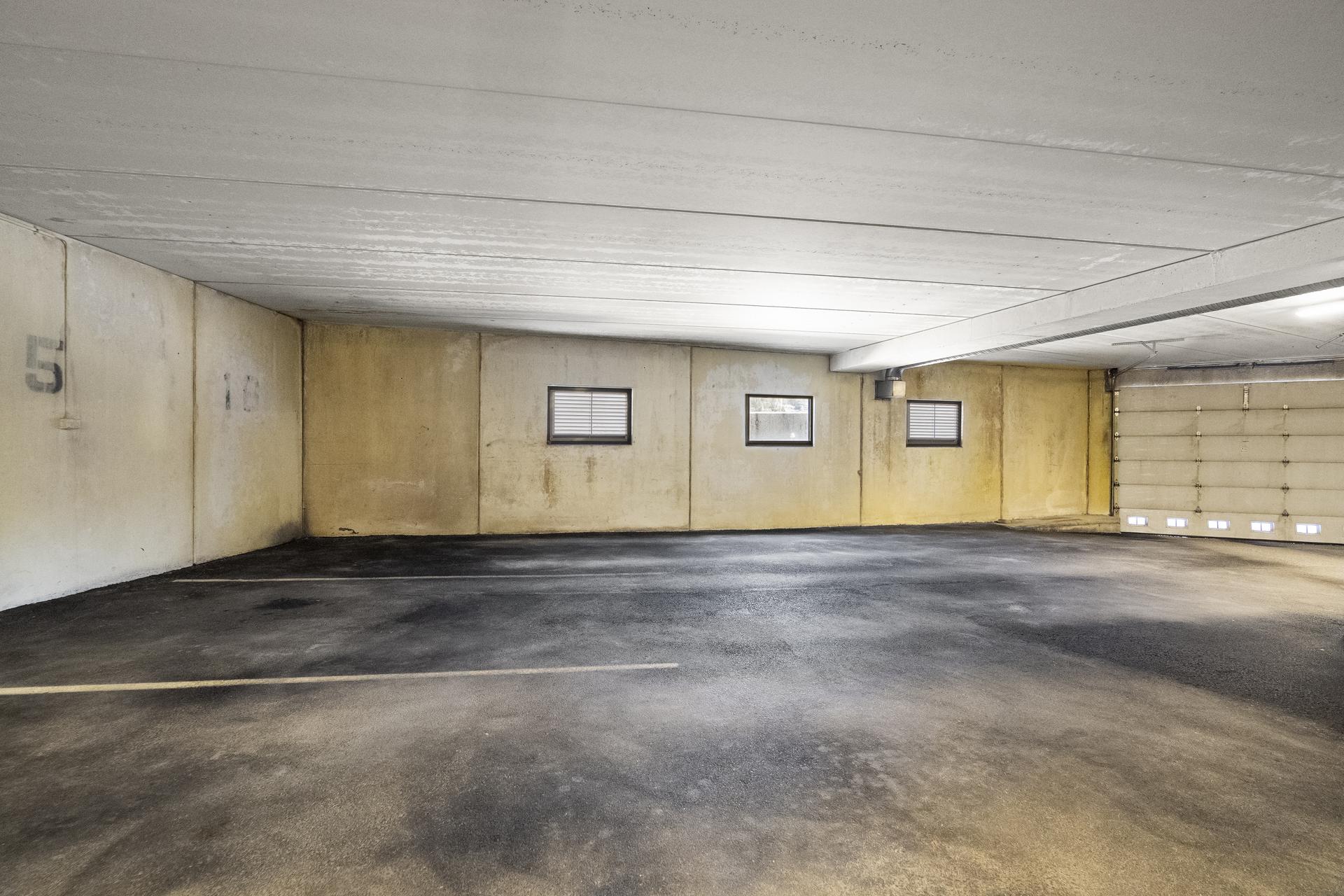 - Seksjonen har fast parkeringsplass i felles parkeringskjeller - 