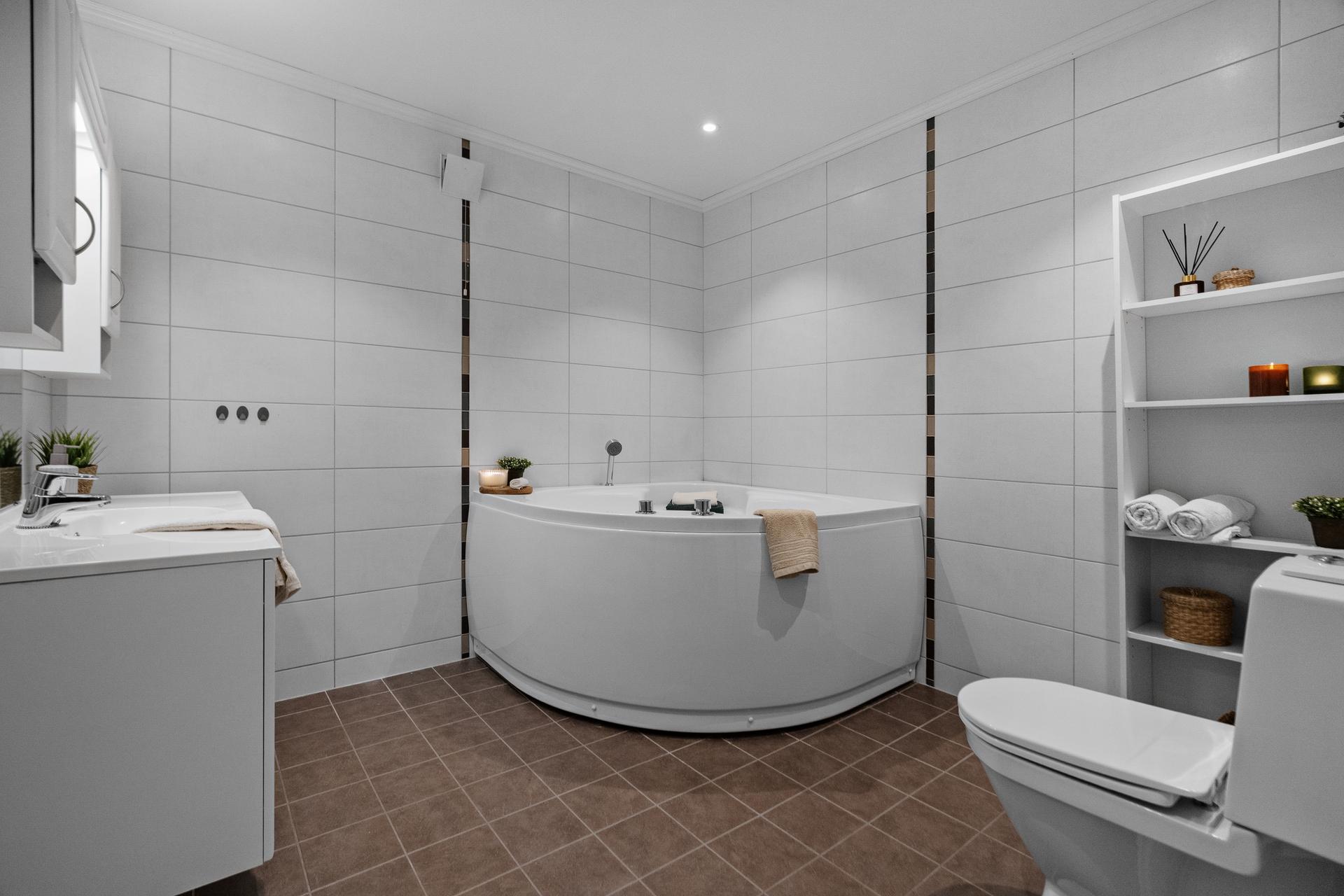 - Badet i 1.etg er innredet med baderomsinnredning, toalett og badekar - 