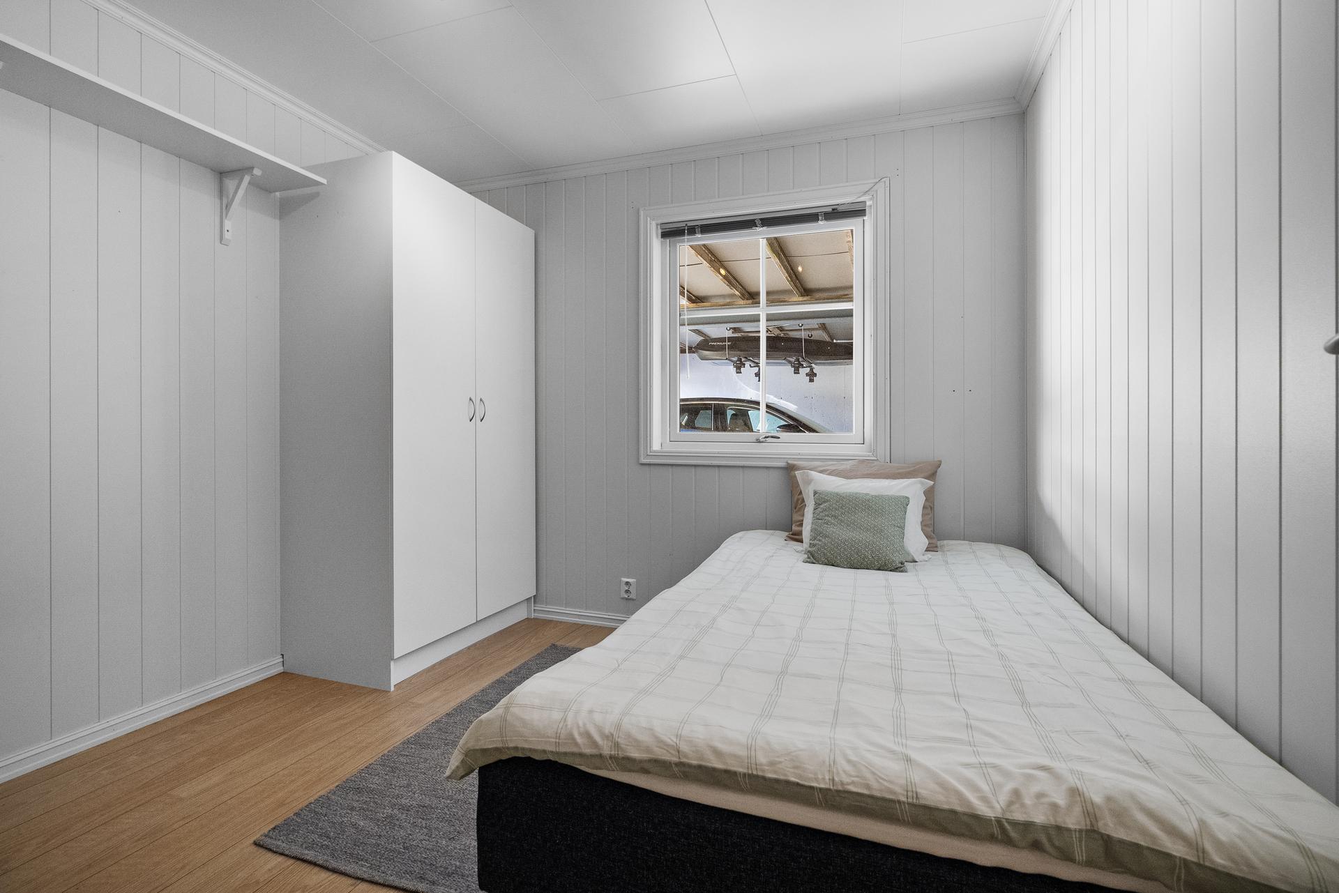 - Alle soverom er innredet med garderobeskap eller skyvedørsgarderobe - 