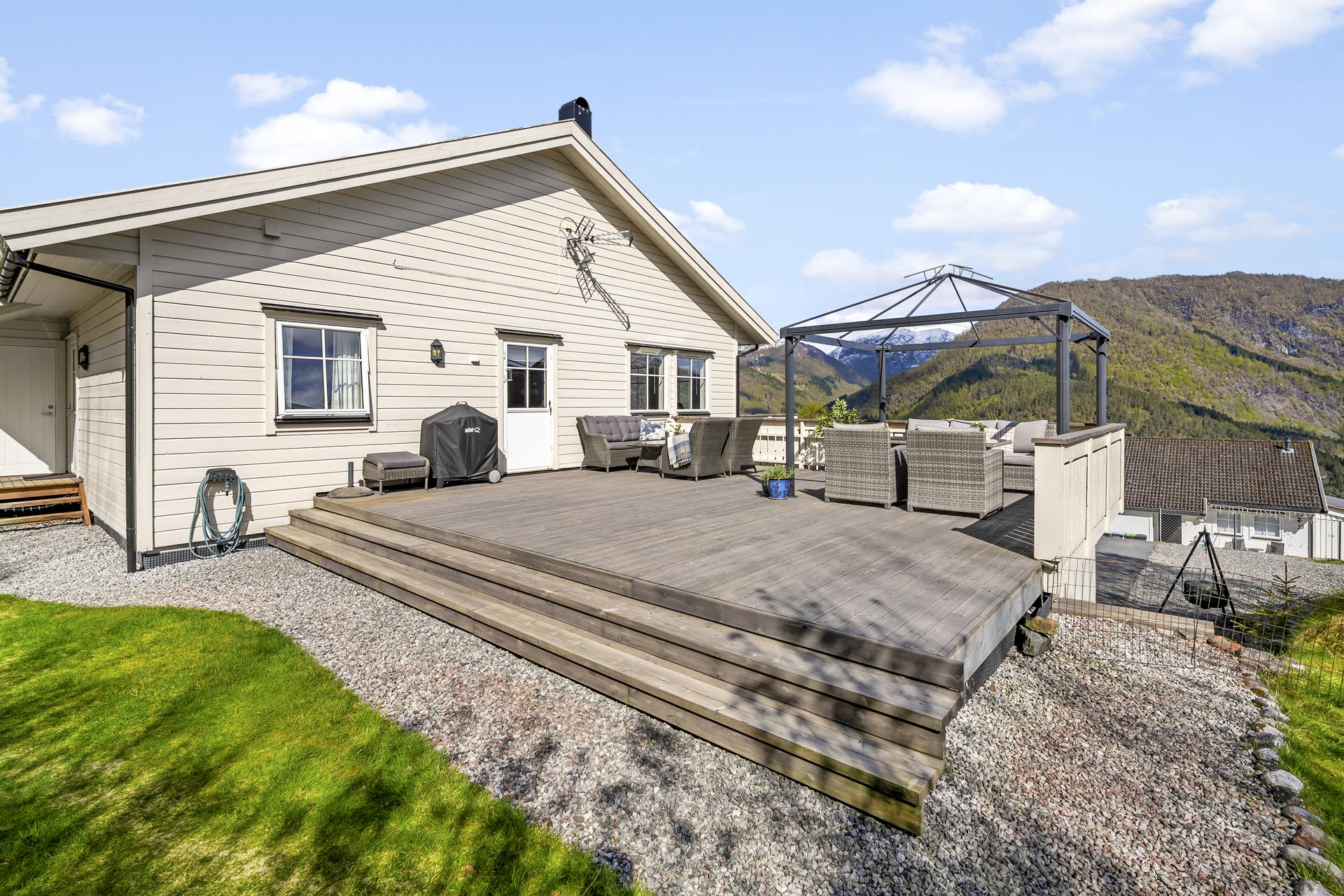 - Nydelig terrasse med plass til møblering i flere soner - 
