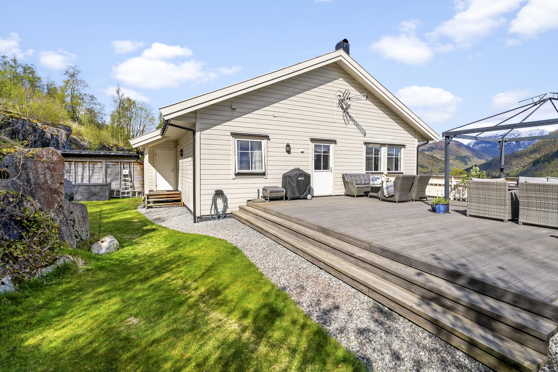 - Halvpart av tomannsbolig på 181m2 med blant annet fem soverom, garasje, to bad og nydelige uteplasser - 