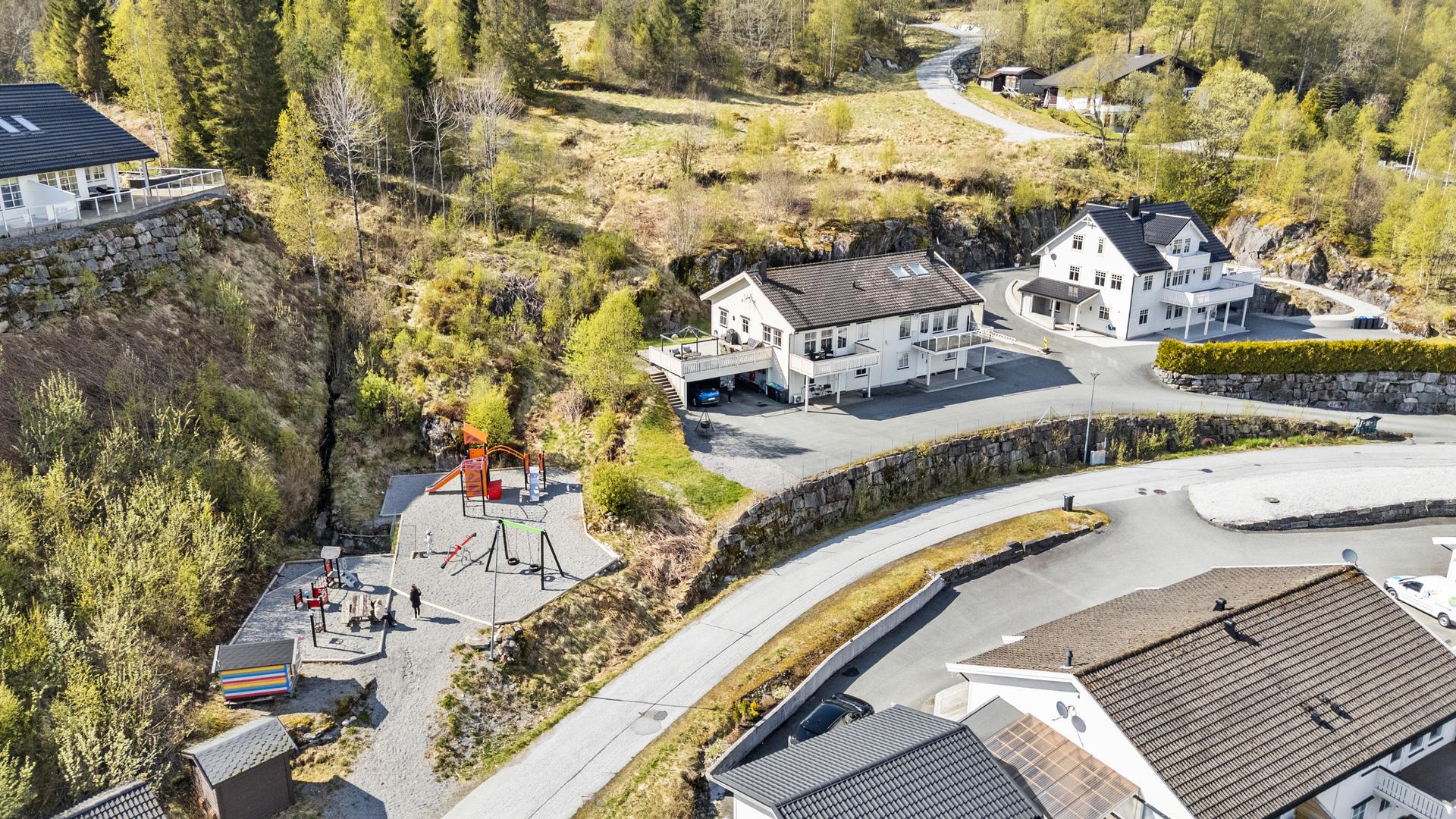 - Ulltang er et veletablert og barnevennlig boligfelt i kort avstand fra sentrum. Like i nærheten er det ballbinge og lekeplass -