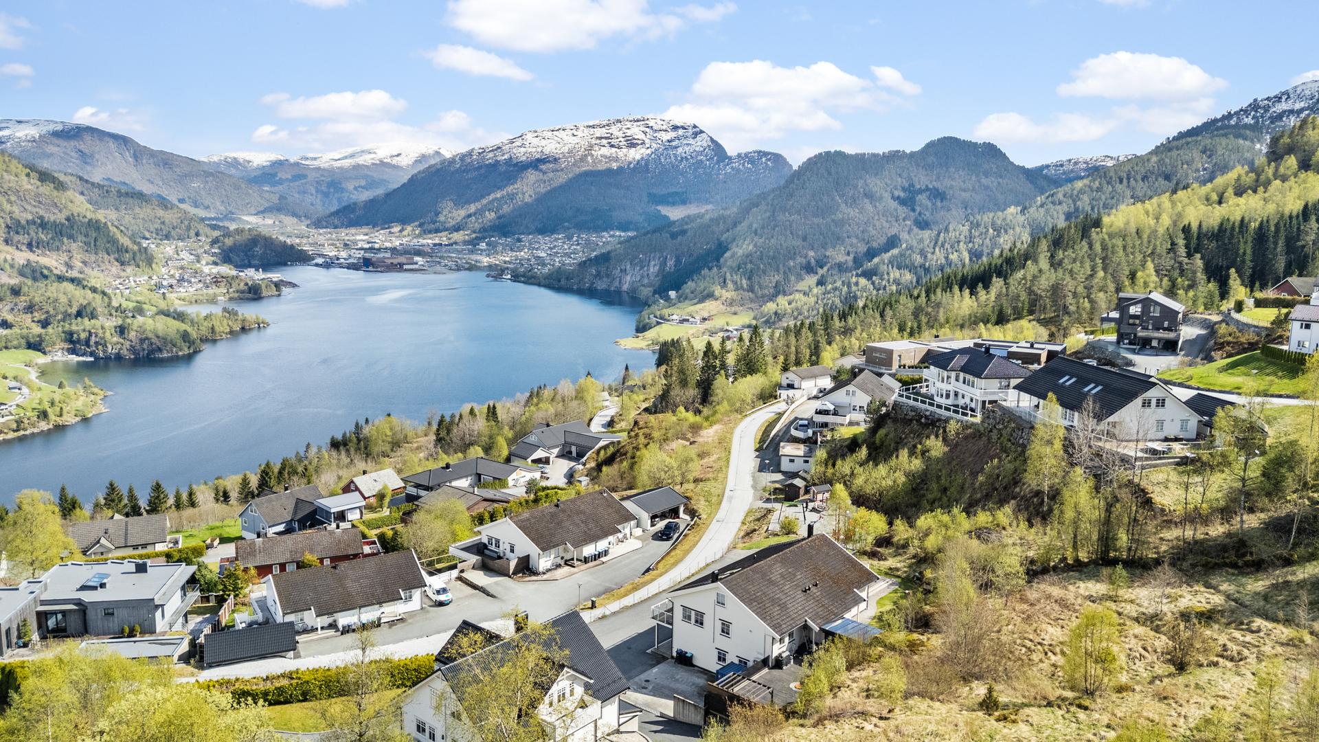 - Fra eiendommen er det nydelig utsikt over fjorden. - Området har også flotte turområder som Ulltangstøylen som ligger like ovenfor feltet. Her kan man gå videre til Fureviksnipa og Fauskevarden som er en fin tur for store og små -