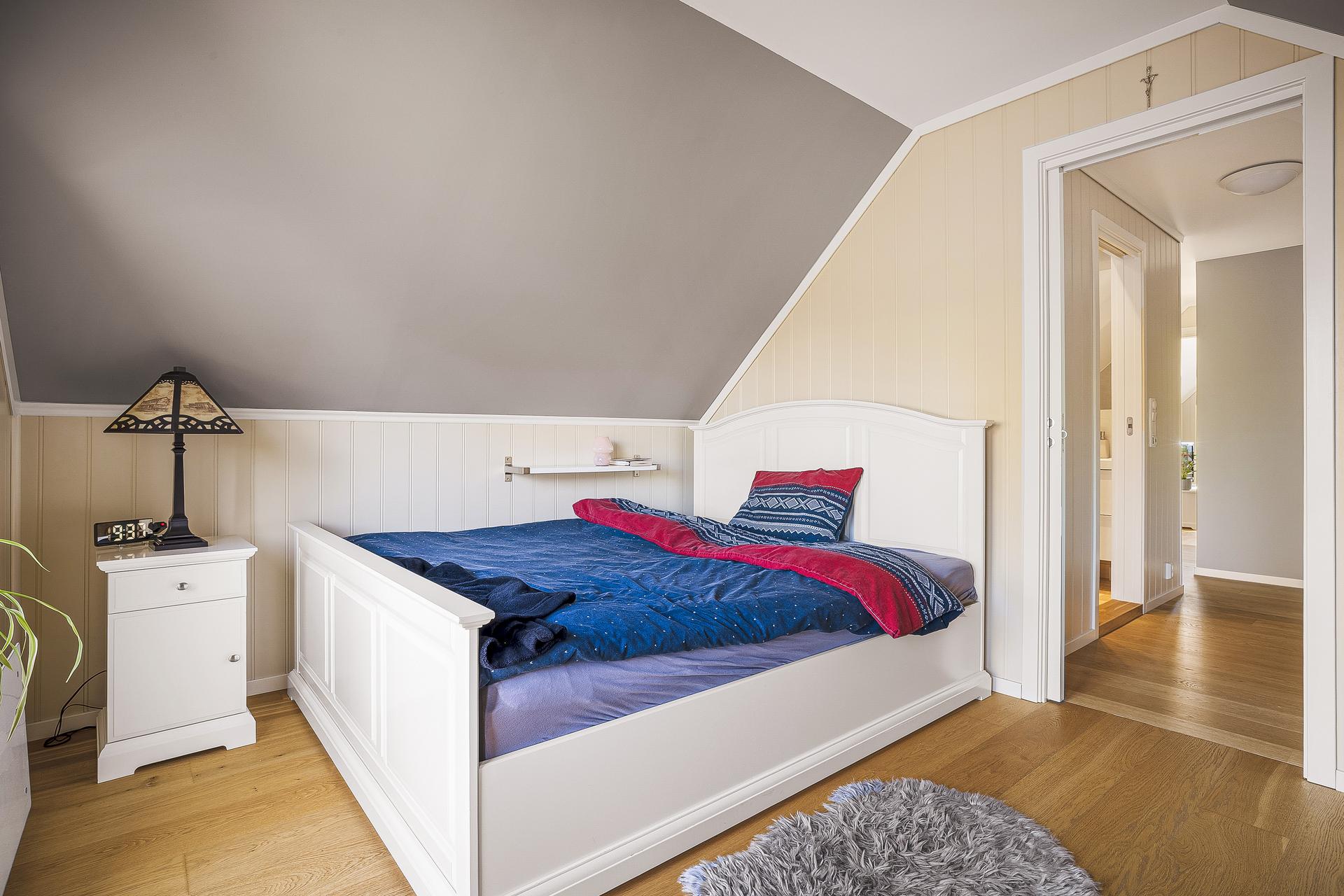 Soverommet er i dag innredet med en dobbelseng, en kommode og et nattbord.