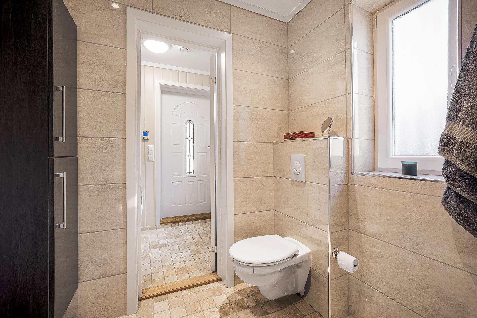 Badet har fliser på vegger og gulv hvor det er selvsagt varmekabler også. 