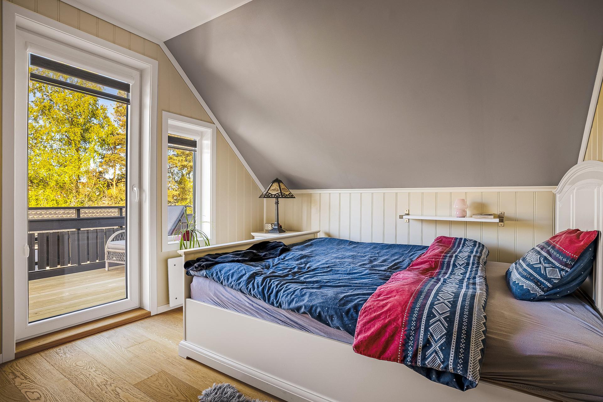 Soverommet måler ca. 10 kvm.