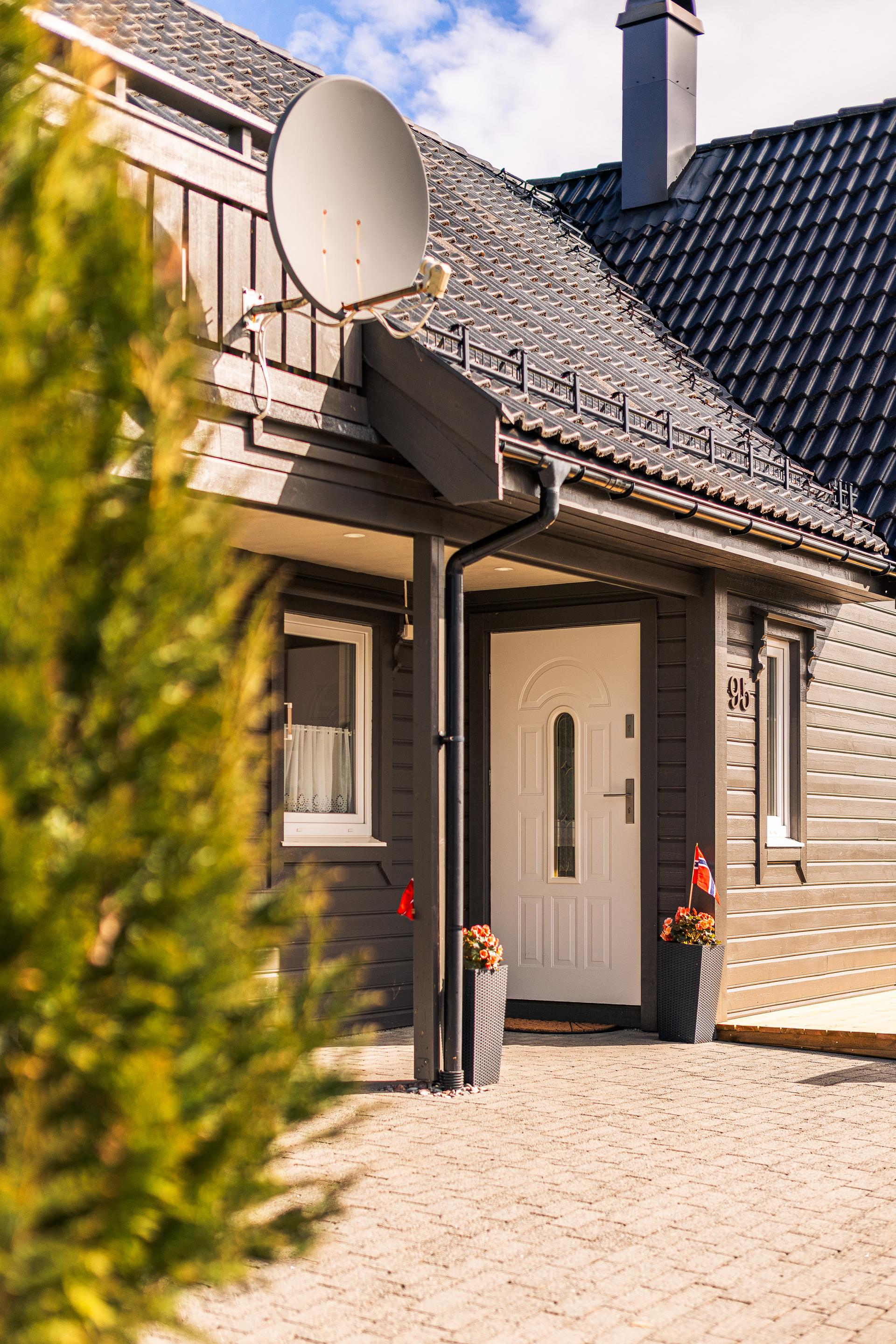 Byggets hyggelige hovedinngang ønsker deg velkommen hjem etter en lang dag på farten.