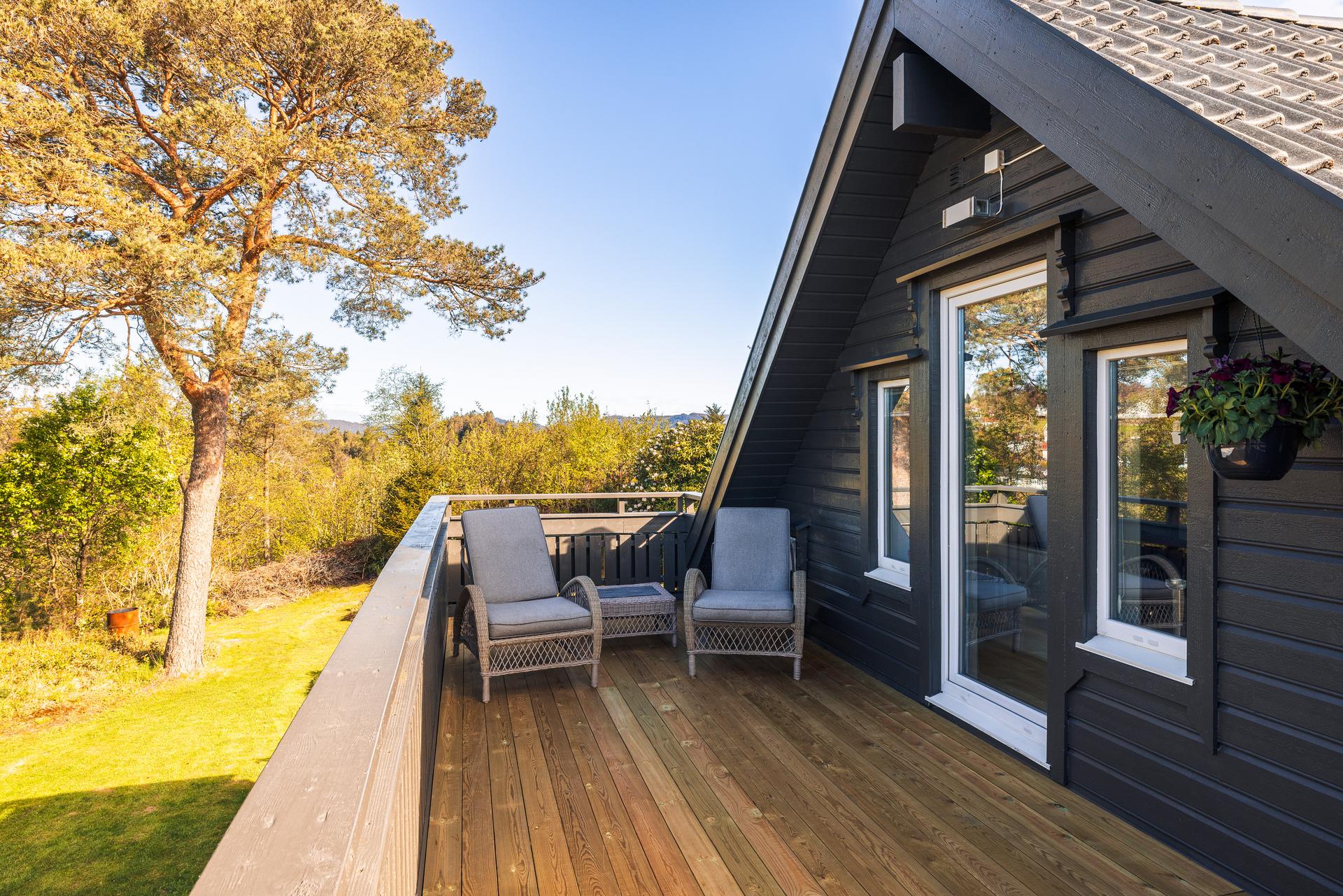 Megler har registrert at det er avvik på størrelsen til terrassen i forhold til de godkjente tegningene. For mer info konfronter megler. 