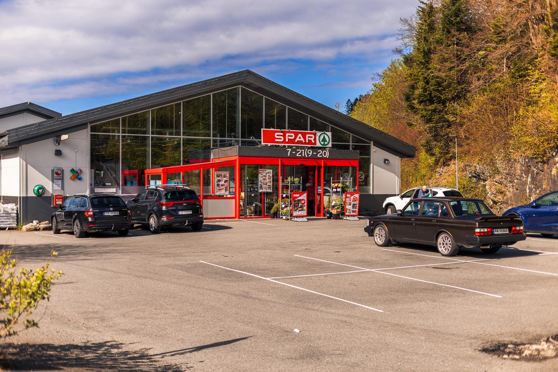 Spar Ask er den nærmeste dagligvare butikken med Ezzenz frisør i samme bygg.
